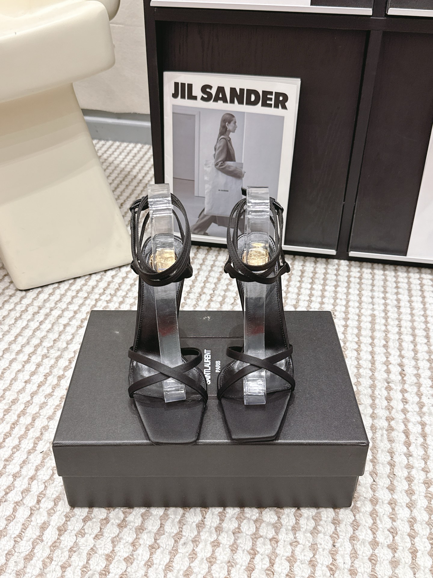 NO:783872,代购级 Saint Lauren*·26s 春夏新款 方头绑带高跟鞋 方头的线条,是一道不打算讨好任何人的直线.切断了脚尖本该延续的弧度,用近乎建筑感的直角轮廓为整双鞋定下基调——冷、静、不置一词.这不是一双用来“点缀”造型的鞋,本身就是一句话的句首大写字母.  绑带从脚踝处开始向上攀绕,像旧书卷上捆扎的亚麻束带,将一部分肌肤与一部分皮革交替呈现.缠绕的松紧由穿着者自己决定紧一分,是即将登台的矜持；松一分,是帷幕刚落时的松懈.方头与绑带之间构成了一种奇妙的张力——一端是几何的克制,一端是缠绕的叙事,在同一个脚背上达成了短暂的停战协议.  鞋跟细而高,落在地面上的声音是单音节的,不拖泥带水.整体气质像午夜画廊里一盏只照亮单幅画作的射灯光柱以外皆是暗处,光柱以内,所有的细节都无需解释. 材质真丝 内里羊里 大底意大利进口真皮大底 跟高10.5cm 鞋码35-39/40 41定制不退换,高跟鞋凉鞋,saint laurent,sandals,high  heels,real silk,leather soles19860909代购级 Saint Lauren*·26s 春夏新款 方头绑带高跟鞋 方头的线条,是一道不打算讨好任何人的直线.切断了脚尖本该延续的弧度,用近乎建筑感的直角轮廓为整双鞋定下基调——冷、静、不置一词.这不是一双用来“点缀”造型的鞋,本身就是一句话的句首大写字母. 绑带从脚踝处开始向上攀绕,像旧书卷上捆扎的亚麻束带,将一部分肌肤与一部分皮革交替呈现.缠绕的松紧由穿着者自己决定紧一分,是即将登台的矜持；松一分,是帷幕刚落时的松懈.方头与绑带之间构成了一种奇妙的张力——一端是几何的克制,一端是缠绕的叙事,在同一个脚背上达成了短暂的停战协议. 鞋跟细而高,落在地面上的声音是单音节的,不拖泥带水.整体气质像午夜画廊里一盏只照亮单幅画作的射灯光柱以外皆是暗处,光柱以内,所有的细节都无需解释. 材质真丝 内里羊里 大底意大利进口真皮大底 跟高10.5cm 鞋码35-39/40 41定制不退换,高跟鞋凉鞋,saint laurent,sandals,high heels,real silk,Leather soles,Women's Shoes