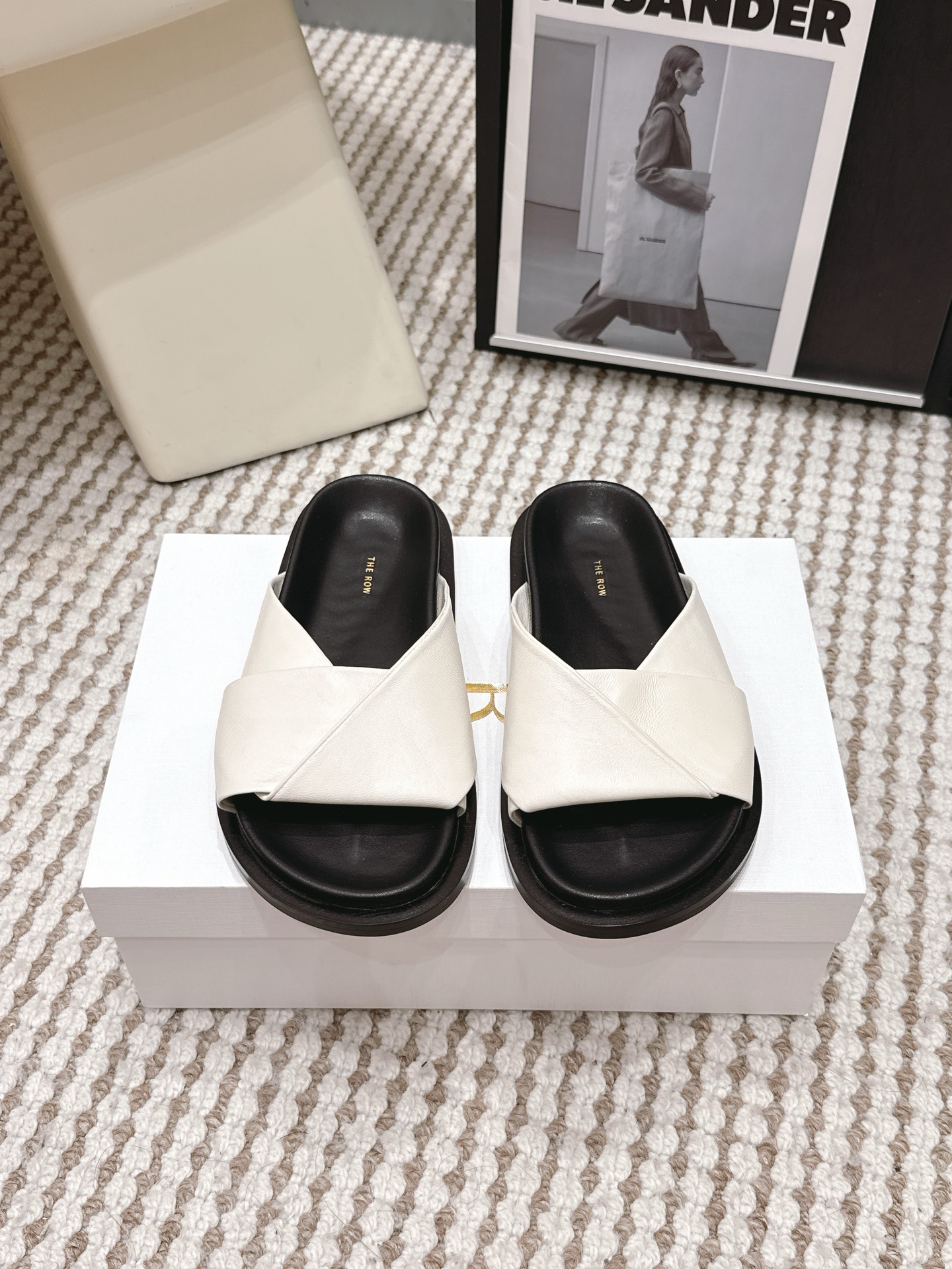 NO:785583,Purchasing-grade THE RO*w 2026 spring and summer new product, simple slip-on slippers. Inspired by the Palladian motifs of the Renaissance, we deconstructed and reorganized the precise grid of the building facade into the woven texture of the shoe upper. Abandoned superfluous decorations, leaving only pure lines and warm leather texture. It understands laziness, but also understands high-end. In this summer, let your feet breathe freely, and relax with the calmness and aura of classical architecture.  Whether it's wide-legged pants, short skirts or long skirts, you can easily hold them in, with a sense of laziness and relaxation. It is a must-have item in your shoe cabinet this summer. Sheepskin upper, sheepskin lining, original outsole, size 35-41, slippers, slippers, skirts, sheepskin19860909代购级 THE RO*w2026春夏新品 简约 一字拖鞋 灵感源自文艺复兴时期的帕拉第奥母题,我们将建筑立面的精准网格,解构重组为鞋面的编织肌理.摒弃了多余的装饰,只留纯粹的线条与温润的皮革质感. 它懂慵懒,更懂高级.在这个夏天,让双脚自由呼吸,在松弛中自带古典建筑般的沉稳与气场. 无论阔脚裤、短裙还是长裙,都能轻松hold住,自带慵懒松弛感,是这个夏天鞋柜里的刚需单品 鞋面羊皮 内里羊皮 大底原版底 码数35-41,拖鞋,slippers,skirts,sheepskin,Women's Shoes