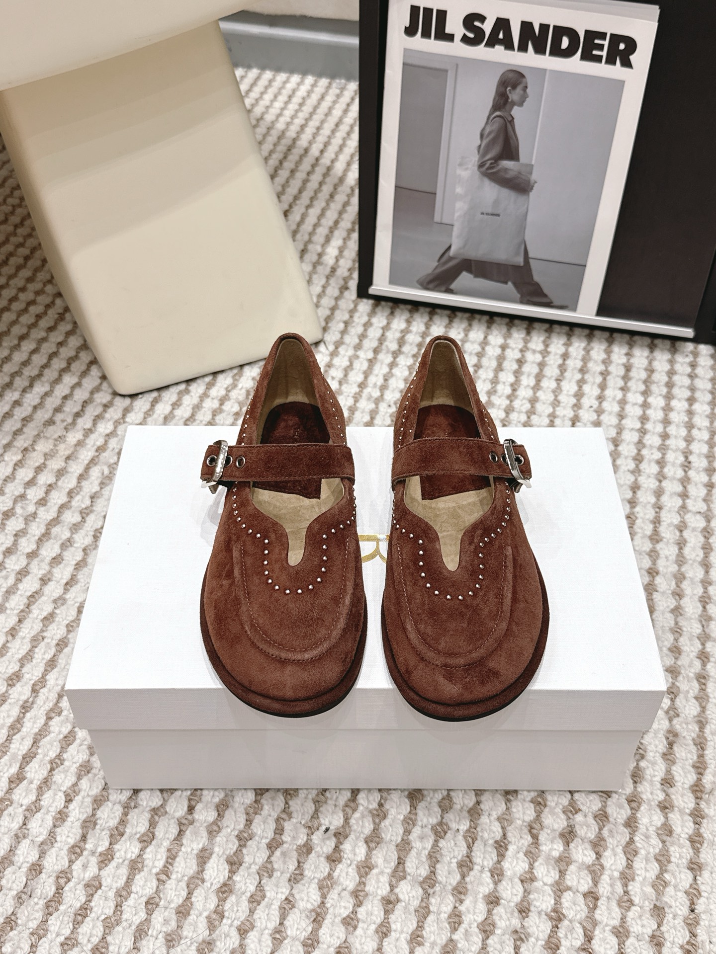 NO:785611,Purchasing agent level The row_New retro loafers New The Row Mary Jane, handmade metal rivets give the shoes a sense of retro ritual. I fell in love with this shoe at first sight. It has a retro flavor and looks good with any combination!  All major Internet celebrity bloggers are wearing it. There are no Hong Kong treasures on the front and back. The whole shoe is very soft. It is easy to wear without rubbing your feet. It is a simple and versatile style. It is a style that you don’t want to take off. If you have high requirements for foot feel, you can close your eyes and wear it. The upper is original and customized with imported water-dyed calfskin, mixed sheepskin, and suede. The lining is Lu suede. The outsole is original rubber sole. Size 35-41, loafers, loafers, Mary  jane,cowhide,sheepskin,chamois leather19860909代购级 The row_新款复古乐福鞋 新款The Row玛丽珍,手工金属铆钉赋予鞋履复古仪式感,第一眼看到这个鞋子就爱上了,带点复古味随意搭配都好看！各大网红博主都在穿它,前后无港宝,整个鞋子非常柔软,好穿不磨脚简约百搭款~穿上就不想脱的款,对脚感要求高的闭眼入它 鞋面原版定制进口水染小牛皮、混种羊皮、麂皮 内里lu麂皮绒 大底原厂橡胶底 尺码35-41,乐福鞋,loafers,mary jane,cowhide,sheepskin,chamois leather,Women's Shoes