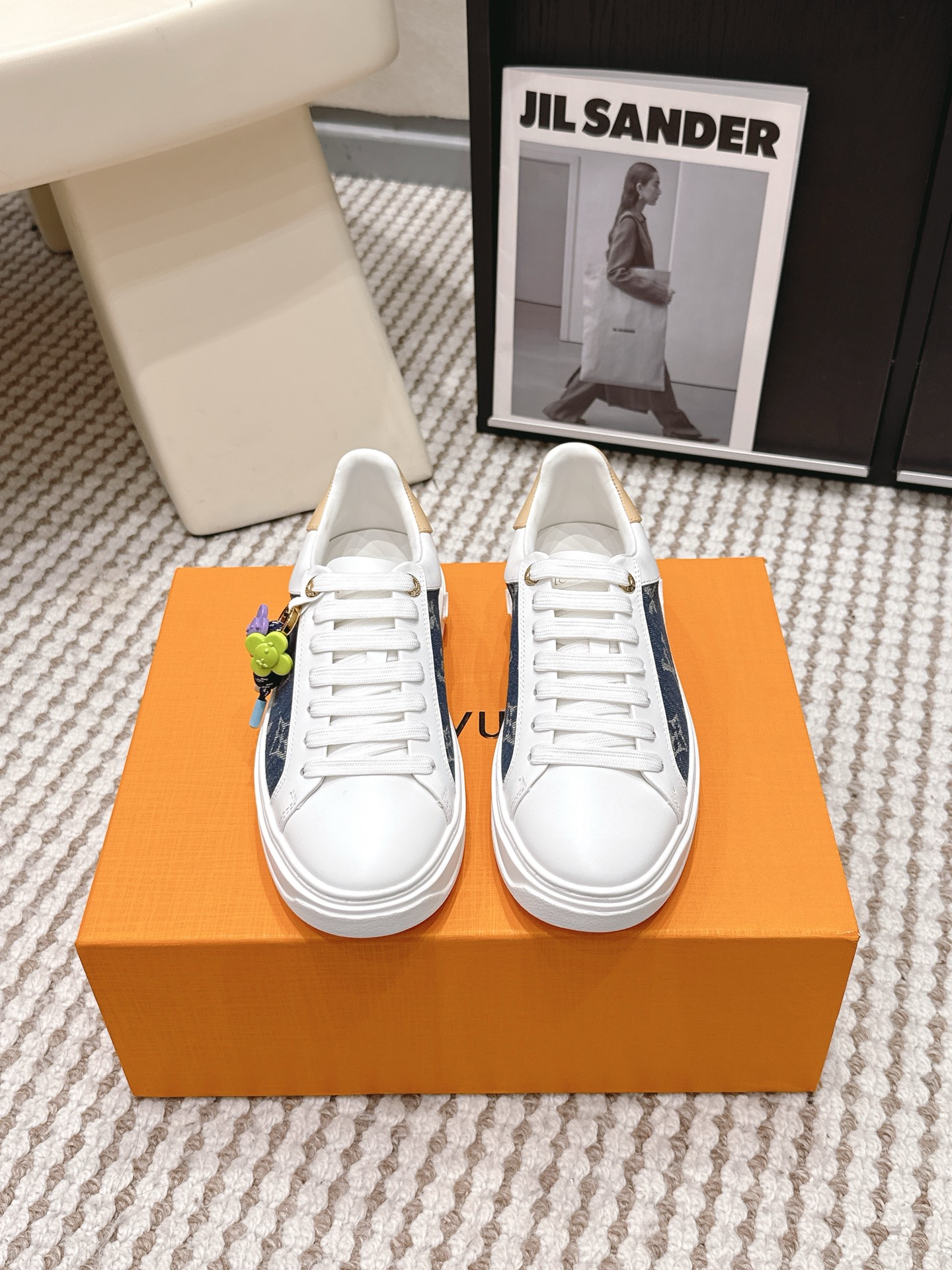 NO:785603,Purchasing-grade LouIs Vuitton Louis Vuitton TIME OUT casual sneakers, white shoes. This Time Out sneaker is stitched with cow leather and Monogram denim, echoing the current season's leather goods series. The denim luggage tag is fixed to the upper through a leather strap, highlighting Louis Vuitton's travel heritage. Dazzling inscribed eyelets and brand logo embossing on the tongue add sophisticated details. Size  35-39 (40.41 custom-made, non-refundable), casual shoes/sports shoes, louis vuitton, louis vuitton, sneakers, cowhide19860909代购级 LouIs Vuitton 路易威登TIME OUT休闲板鞋 小白鞋 本款Time Out运动鞋拼接牛皮革与 Monogram 丹宁布,与当季皮具系列遥相呼应. 丹宁布行李牌通过皮革饰带固定于鞋面,彰显路易威登的旅行传承.耀目铭纹孔眼与鞋舌处品牌标识压纹增添考究细节. Size 35-39（40.41定做不退换）,休闲鞋/运动鞋,louis vuitton,louis vuitton,sneakers,cowhide,Women's Shoes