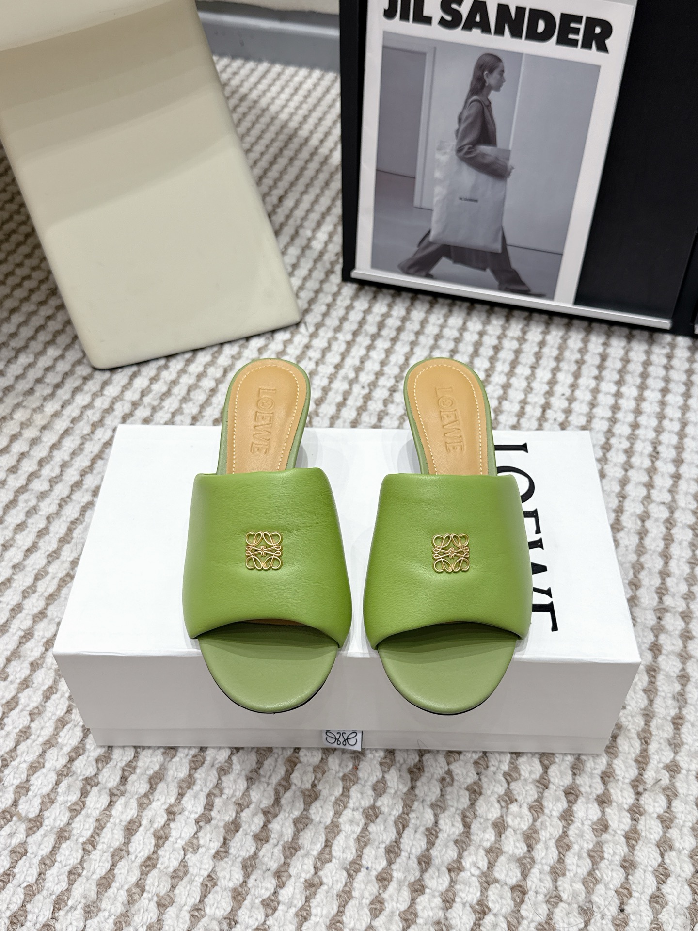 NO:785605,Purchasing agent LOEWE 26ss spring and summer latest model, small-heeled bread slippers, large bread upper, wraps the feet very well, very slimming!  Little fairies who like this style must buy it!  The upper is made of imported calfskin and the lining is mixed sheepskin. The leather is delicate and very comfortable on the feet. Simple line design. Big toe design. Super tasteful. Italian genuine leather outsole Size: 35-41 (40 41 customization is not returnable), high heels and slippers, loewe, loewe, high heels, slippers, cowhide, sheepskin, Leather soles19860909代购级 罗意威LOEWE 26ss春夏最新款 ,小跟面包拖鞋   大大的面包鞋面,很好的包裹脚面,非常显瘦！喜欢这种风格的小仙女必须要入手哦！ 鞋面采用进口小牛皮 内里混种羊皮,皮料细腻上脚非常舒适 简约的线条设计 鞋头大头的设计 超级有味道 意大利真皮大底 Size: 35-41（40 41定制不退换）,高跟鞋拖鞋,loewe,loewe,high heels,slippers,cowhide,sheepskin,Leather soles,Women's Shoes