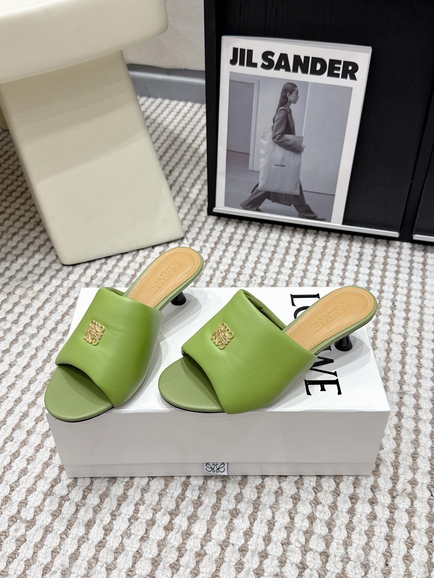 Женские кожаные сабо Loewe с логотипом