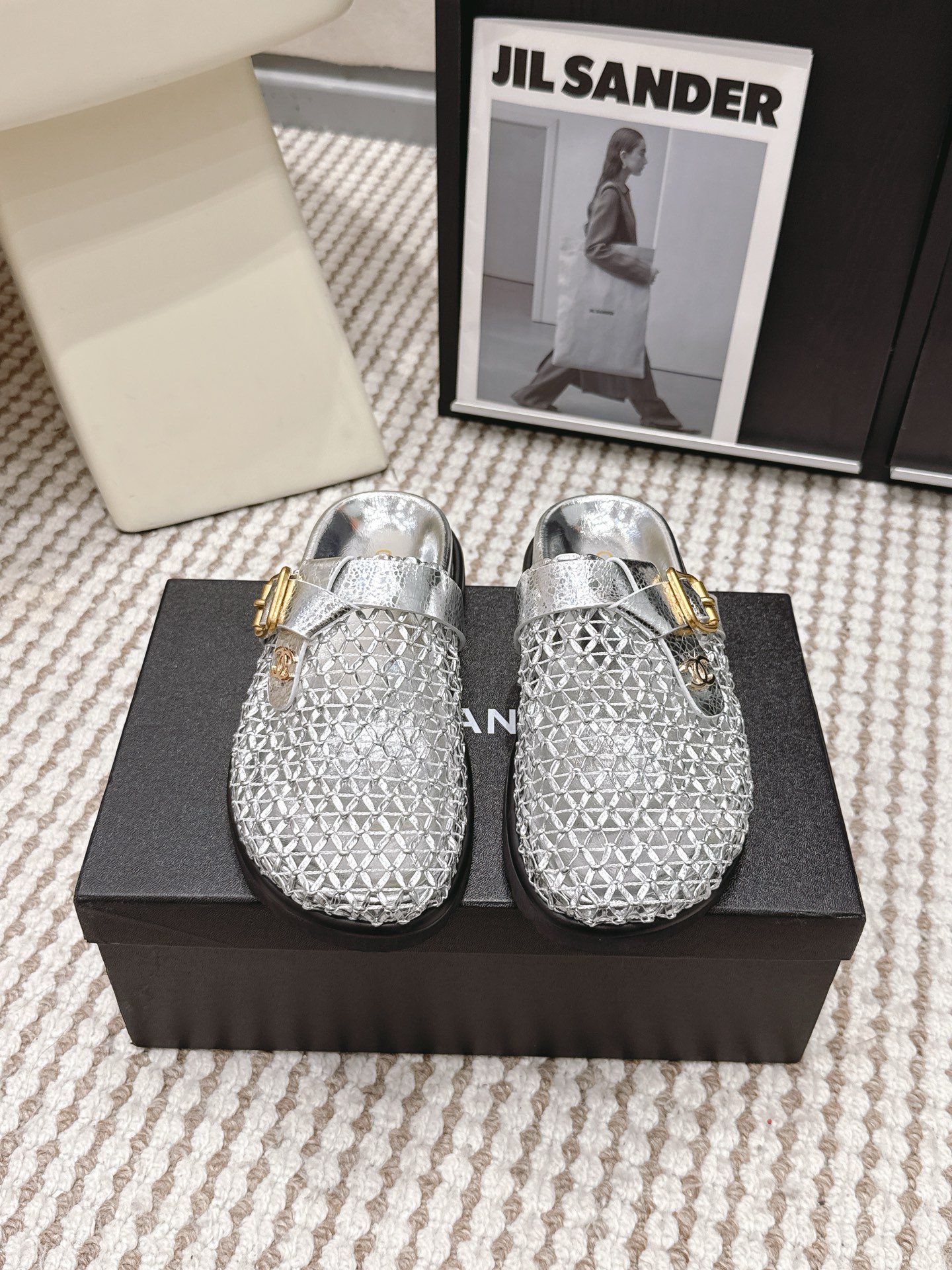 NO:785609,Purchasing agent Chanel Chanel 26 types of woven thick-soled slippers Mule slippers Chanel Chanel's black woven thick-soled slippers are made of high-quality woven material, with metal double C logo and gold buckles, full of brand feeling. The 3cm thick-soled design is taller and more comfortable, and can be easily used in daily or light luxury occasions. The toe-cap style is more formal, fashionable and practical. It is a hot item in the early spring series and is deeply loved by young girls!  Size 35-39 (40.41.42.43 customized), half drag, chanel, chanel, slippers19860909代购级 Chanel香奈儿 26款编织 厚底拖鞋 穆勒拖 Chanel 香奈儿这款黑色编织厚底拖鞋,采用高品质编织材质,搭配金属双C标志和金色扣饰,品牌感满满 3cm厚底设计,增高又舒适,日常或轻奢场合都能轻松驾驭.包头款式更显正式,时尚又实用,是早春系列超火单品,深受年轻女生喜爱！ Size 35-39（40.41.42.43定做）,半拖,chanel,chanel,slippers,Women's Shoes