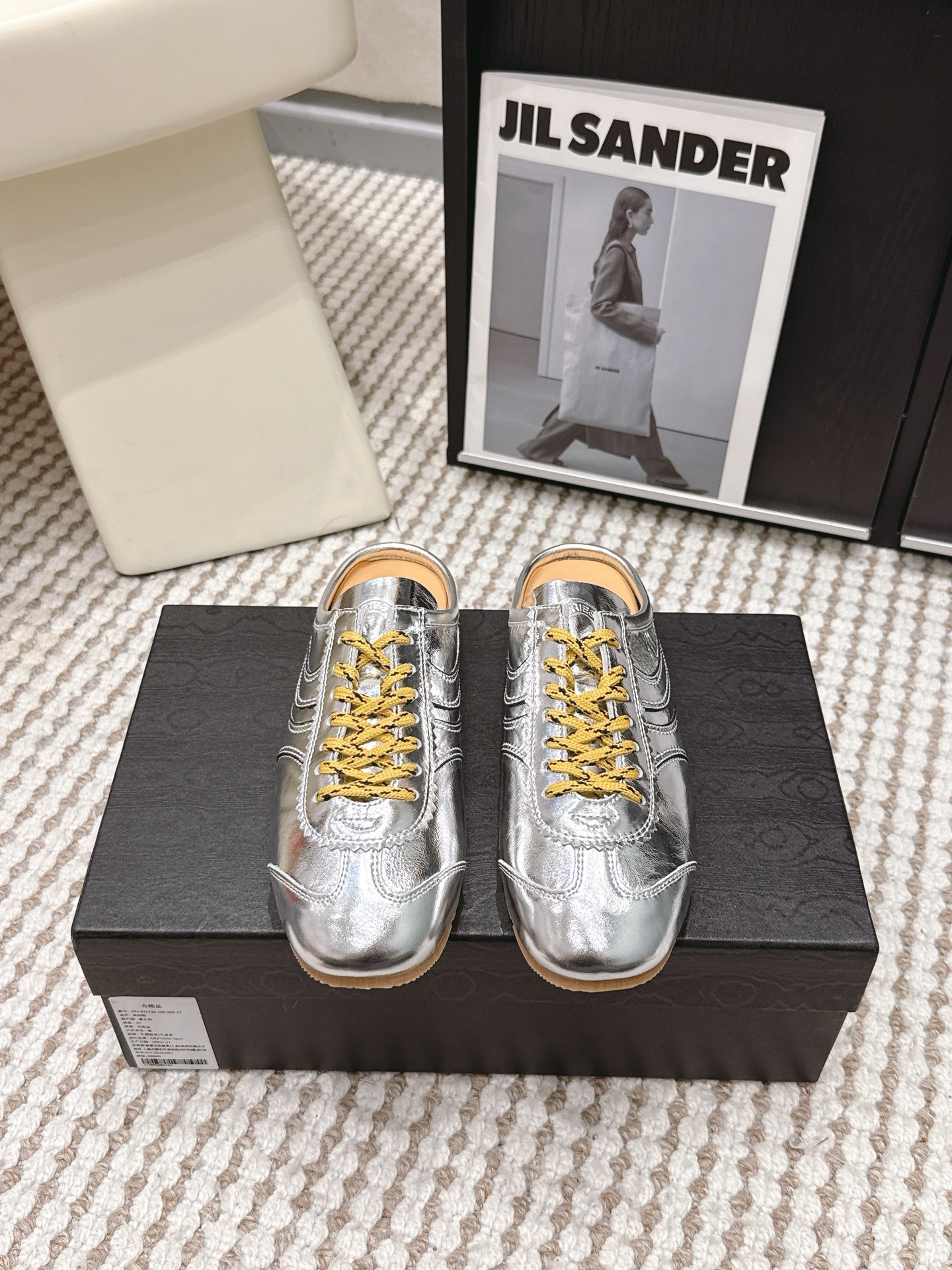 NO:786690,Purchasing-grade Dries Van Noten·DVN Retro Moral Shoes and Half-Slippers Couple Dries Van Noten 2026 Spring and Summer Series Designers transform, distort and subvert classic elements to create practical, design-rich and wearable sports shoes. The new season's suede sports shoes are based on marathon sports shoes, with vibrant green, red, orange and other DVN representative colors. Currently, overseas purchasing is extremely popular.  The upper is made of suede, soft cowhide and other materials, and is matched with this year's popular nylon twist rope shoelaces. Size: women's 35-39 (40 customization is non-returnable) men's 39-45, half drag, sneakers, slippers, cowhide, chamois leather19860909代购级 Dries Van Noten·DVN 复古德训鞋半拖鞋 情侣款 Dries Van Noten 2026春夏系列 设计师通过改造、扭曲和颠覆经典元素,打造出实用而富有设计感实穿的运动鞋履. 新一季的麂皮运动鞋,鞋型以马拉松运动鞋为设计原型,搭配极具生命力色彩的绿色、红色、橙色等 DVN代表性的色彩,目前海外代购极为火爆 鞋面由麂皮柔软牛皮等材质拼接而成 并搭配今年流行的尼龙扭绳鞋带 码数:女35-39（40定制不退换）男39-45,半拖,sneakers,slippers,cowhide,chamois leather,Women's Shoes