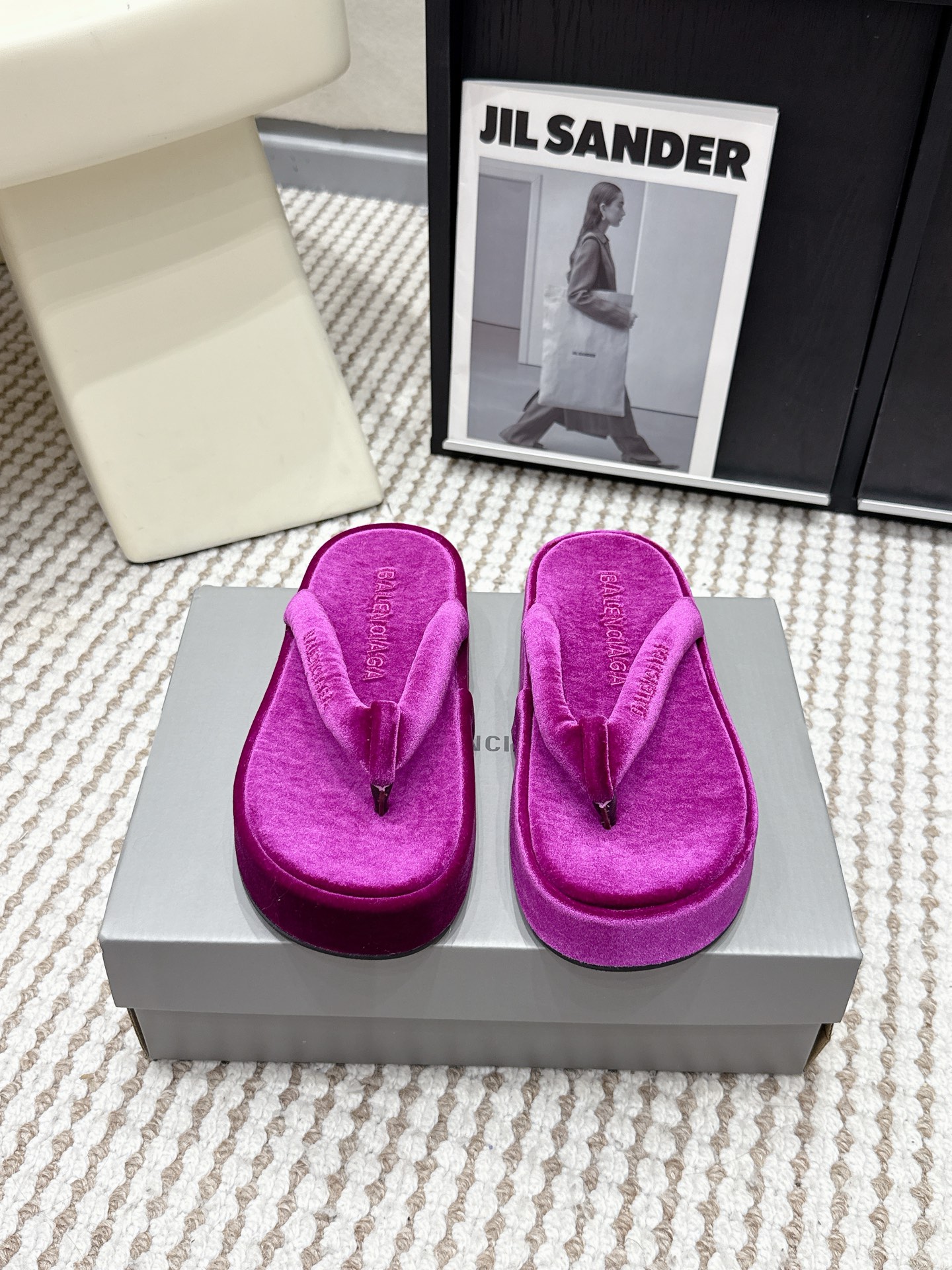 NO:785596,Purchasing agent Balen Balenciaga 26ss new summer style tassel flip-flops, a must-have for the beach, Balenciaga's latest hot summer flip-flops, a versatile style that shows slimming feet, a slipper with great looks, perfect with any combination!  Lazy slippers are worth recommending. Velvet upper Size#35-42 (40 41 42 customization is not returnable), split-toe shoes, balenciaga, balenciaga, slippers19860909代购级 Balen巴黎世家26ss 夏季新款 流苏 夹脚人字拖 海滩必备款 巴黎世家最新爆款 夏季夹脚拖鞋、百搭显脚瘦气质款,颜值爆棚的一款拖鞋,任意搭配都很绝！懒人拖鞋值得推荐 鞋面绒 Size#35-42（40 41 42定制不退换）,分趾鞋,balenciaga,balenciaga,slippers,Women's Shoes