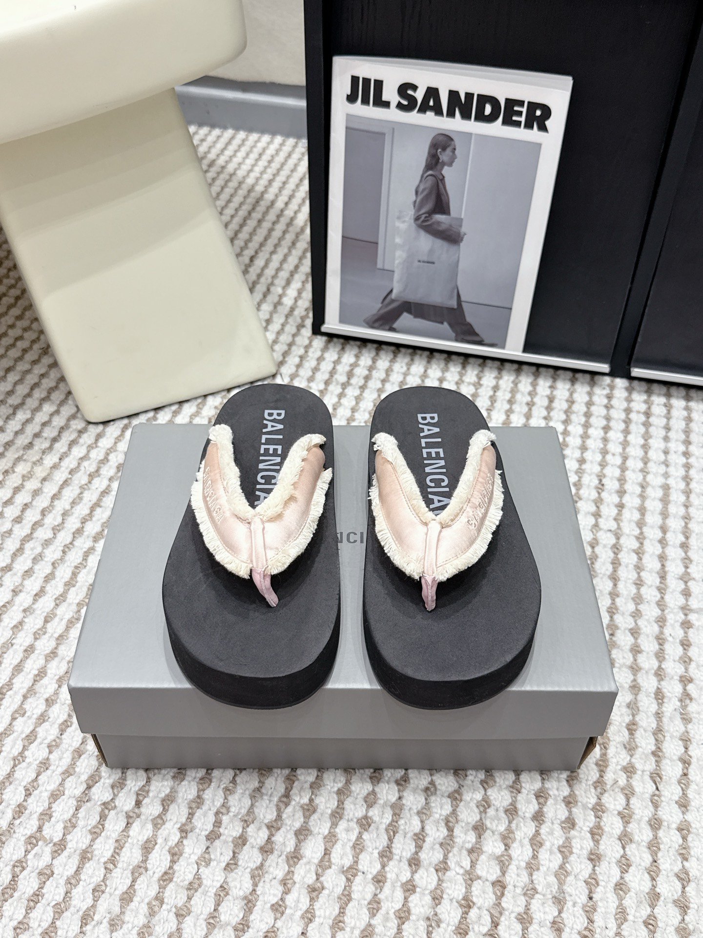 NO:785602,Purchasing agent Balen Balenciaga 26ss new summer style tassel flip-flops, a must-have for the beach, Balenciaga's latest hot summer flip-flops, a versatile style that shows slimming feet, a slipper with great looks, perfect with any combination!  Lazy slippers are worth recommending. The upper is mixed and comfortable. Size#35-42 (40 41 42 customization is not returnable), split-toe shoes, balenciaga, balenciaga, slippers19860909代购级 Balen巴黎世家26ss 夏季新款 流苏 夹脚人字拖 海滩必备款 巴黎世家最新爆款 夏季夹脚拖鞋、百搭显脚瘦气质款,颜值爆棚的一款拖鞋,任意搭配都很绝！懒人拖鞋值得推荐 鞋面混合物编织 舒服 Size#35-42（40 41 42定制不退换）,分趾鞋,balenciaga,balenciaga,slippers,Women's Shoes