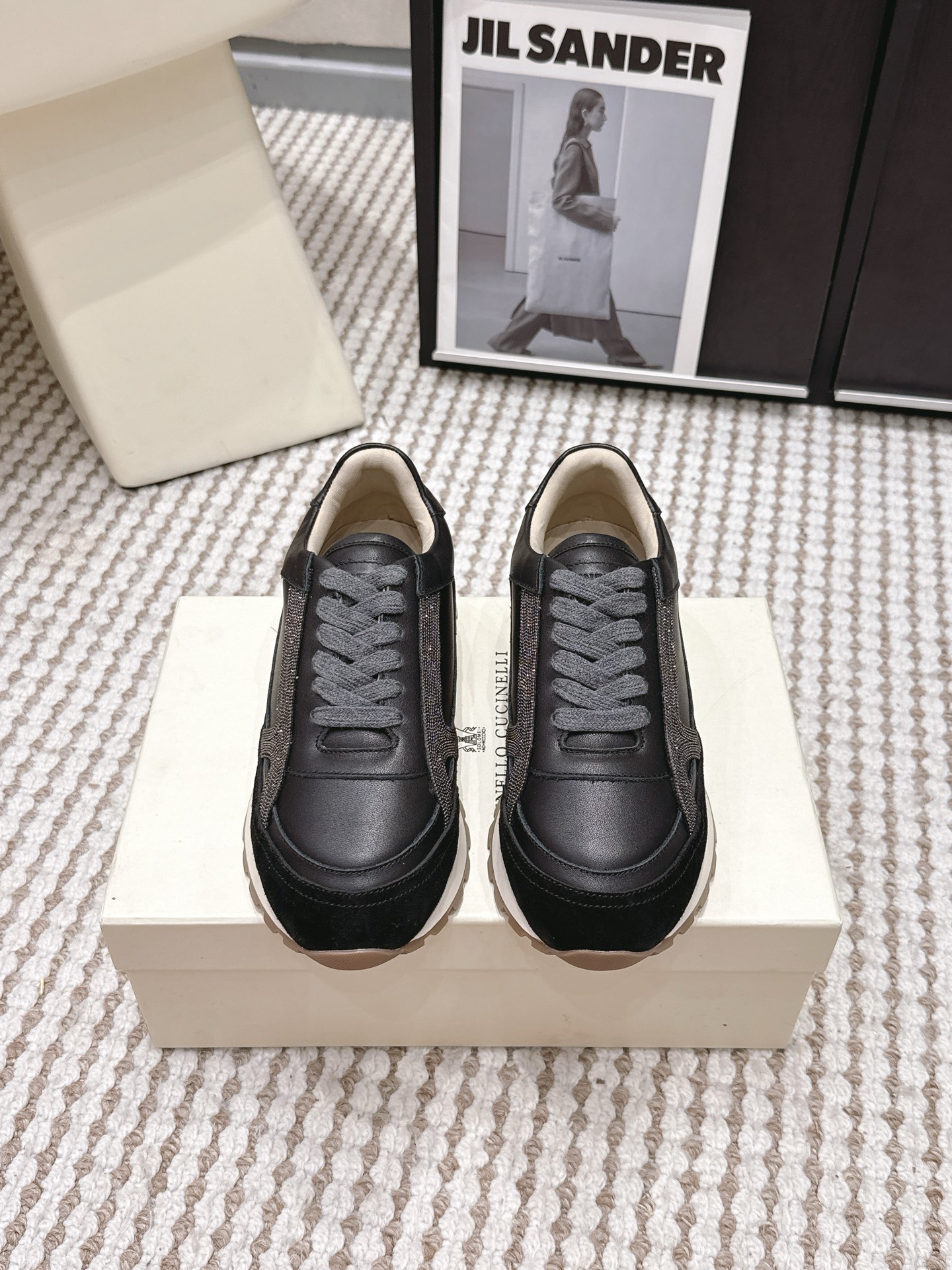 NO:786687,Purchasing agent brunello cucinelli classic sports shoes series bc is a well-known Italian brand with minimalist style and handmade bead chain accessories!  Retro and high-end!  Simple and elegant, it is a very attractive style!  The king of advanced jokers is totally irresistible!  The feet feel very good and comfortable!  It looks ordinary, but looks slim and handsome!  Not limited to any occasion, daily work, fashionable and capable!  Super versatile!  Super eye-catching!  Suitable for spring, summer, autumn and winter all year round. Imported cow velvet/cowhide upper. Water-dyed sheepskin lining. Original rubber foam outsole. Decorative original molded custom bead chain. Size#35-42 (40, 41, 42 customized, non-refundable), casual shoes/sports shoes, brunello cucinelli, sneakers, cowhide, sheepskin.19860909代购级 brunello cucinelli经典运动鞋 系列 bc是意大利知名品牌 极简主义风格,纯手工串联珠链配饰！复古又高级！ 简约又大气,属于非常耐看的款式！高级百搭之王 完全没有抵抗力！脚感很好很舒服！看起来平平无奇,穿起来又瘦又帅！ 不局限任何场合,日常工作、时尚又干练！超级百搭！超级耐看！一年四季春夏秋冬皆适宜 鞋面进口牛绒/牛皮 内里水染羊皮 大底原版橡胶发泡大底 装饰原版开模定制珠链 Size#35-42（40 41 42订做不退换）,休闲鞋/运动鞋,brunello cucinelli,sneakers,cowhide,sheepskin,Women's Shoes