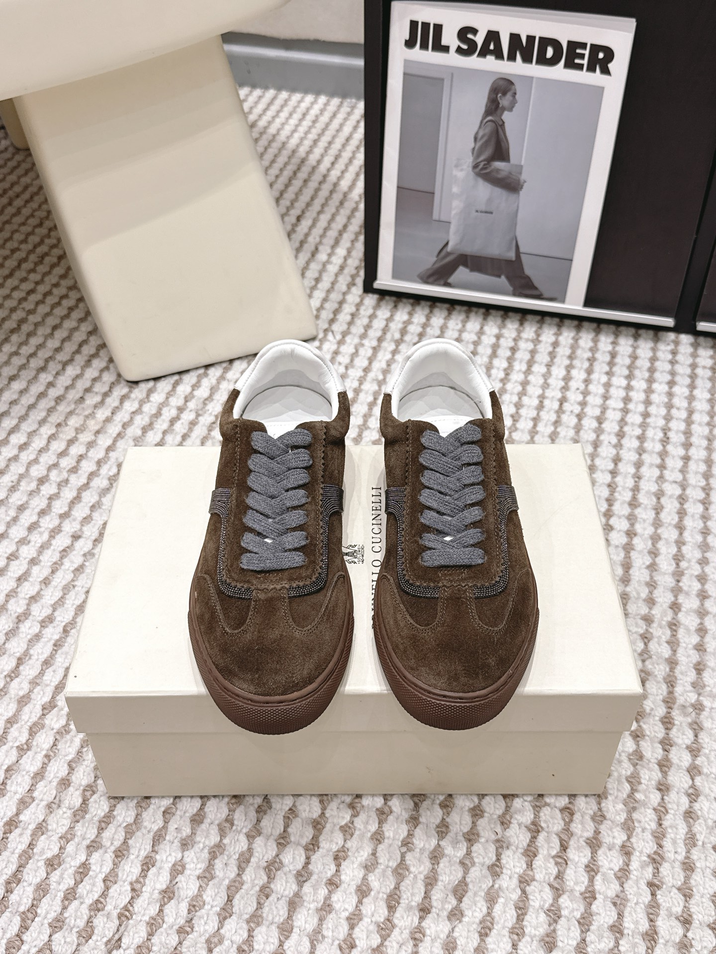 NO:786692,Purchasing agent brunello cucinelli classic casual sneakers series bc is a well-known Italian brand with minimalist style and handmade bead chain accessories!  Retro and high-end!  Simple and elegant, it is a very attractive style!  The king of advanced jokers is totally irresistible!  The feet feel very good and comfortable!  It looks ordinary, but looks slim and handsome!  Not limited to any occasion, daily work, fashionable and capable!  Super versatile!  Super eye-catching!  Suitable for spring, summer, autumn and winter all year round. Imported cow velvet/cowhide upper. Water-dyed sheepskin lining. Original rubber foam outsole. Decorative original molded custom bead chain. Size#35-42 (40, 41, 42 customized, non-refundable), casual shoes/sports shoes, brunello cucinelli, sneakers, cowhide, sheepskin.19860909代购级 brunello cucinelli经典休闲板鞋 系列 bc是意大利知名品牌 极简主义风格,纯手工串联珠链配饰！复古又高级！ 简约又大气,属于非常耐看的款式！高级百搭之王 完全没有抵抗力！脚感很好很舒服！看起来平平无奇,穿起来又瘦又帅！ 不局限任何场合,日常工作、时尚又干练！超级百搭！超级耐看！一年四季春夏秋冬皆适宜 鞋面进口牛绒/牛皮 内里水染羊皮 大底原版橡胶发泡大底 装饰原版开模定制珠链 Size#35-42（40 41 42订做不退换）,休闲鞋/运动鞋,brunello cucinelli,sneakers,cowhide,sheepskin,Women's Shoes