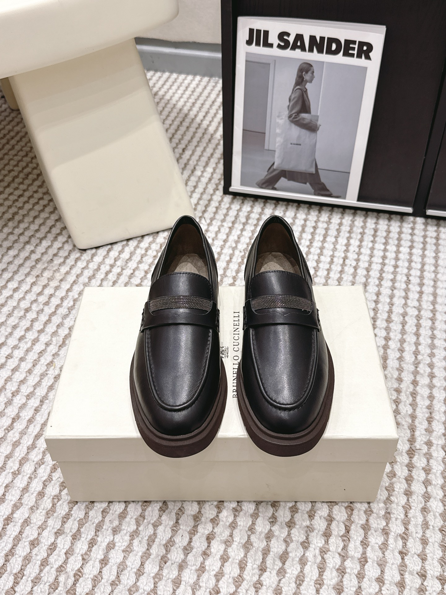 NO:786681,Purchasing agent Brunello Cucinelli 26ss spring and summer new retro loafers BC is a well-known Italian brand with minimalist style and handmade bead chain accessories!  Retro and high-end!  Simple and elegant, it is a very attractive style!  The king of advanced jokers, completely irresistible!  The feet feel very good and comfortable!  It looks ordinary, but looks slim and handsome!  Not limited to any occasion, daily work, fashionable and capable!  No matter it is paired with skirts, trousers, or windbreakers, it is very versatile!  Super eye-catching!  Suitable for spring, summer, autumn and winter all year round. The original one-to-one fabric is custom-woven. The lining is original Italian custom-made sheepskin. The lining is original Italian custom-made sheepskin. The lining is metal sheepskin foot pads. The outsole is made of Italian genuine leather. The accessories are original mold-made custom bead chains. The level of luxury is the same as that of clothing. Size#35-41 (40 41 custom-made, non-refundable), loafers, brunello cucinelli, loafers, skirts, sheepskin, Leather soles19860909代购级 Brunello Cucinelli 26ss 春夏新款 复古 乐福鞋 BC是意大利知名品牌,极简主义风格,纯手工串联珠链配饰！复古又高级！简约又大气,属于非常耐看的款式！ 高级百搭之王,完全没有抵抗力！脚感很好很舒服！看起来平平无奇,穿起来又瘦又帅！ 不局限任何场合,日常工作、时尚又干练！不管搭配 裙装、裤装、风衣大衣、都非常百搭！超级耐看！一年四季春夏秋冬皆适宜. 面料原版一比一定制编织 内里原版意大利定制羊皮 原版开模编制 内里,金属羊皮垫脚 大底意大利真皮大底注塑 配饰原版开模定制珠链,奢侈程度和服装无区别. Size#35-41（40 41 定做不退换）,乐福鞋,brunello cucinelli,loafers,skirts,sheepskin,Leather soles,Women's Shoes