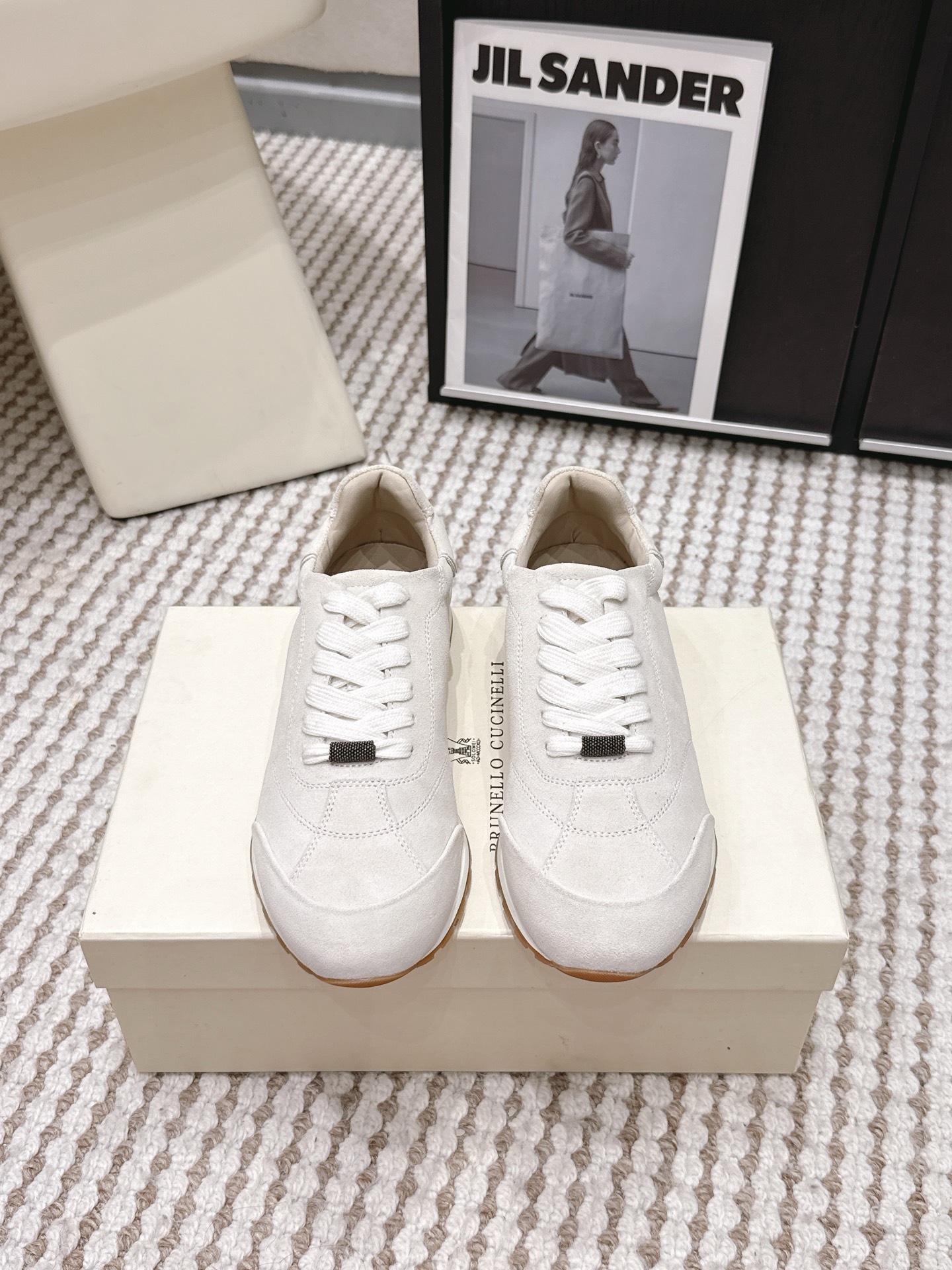 NO:786697,Purchasing agent brunello cucinelli classic moral training shoe series bc is a well-known Italian brand with minimalist style and handmade bead chain accessories!  Retro and high-end!  Simple and elegant, it is a very attractive style!  The king of advanced jokers is totally irresistible!  The feet feel very good and comfortable!  It looks ordinary, but looks slim and handsome!  Not limited to any occasion, daily work, fashionable and capable!  Super versatile!  Super eye-catching!  Suitable for spring, summer, autumn and winter all year round. Imported cow velvet/cowhide upper. Water-dyed sheepskin lining. Original rubber foam outsole. Decorative original molded custom bead chain. Size#35-42 (40, 41, 42 customized, non-refundable), casual shoes/sports shoes, brunello cucinelli, sneakers, cowhide, sheepskin.19860909代购级 brunello cucinelli经典德训鞋 系列 bc是意大利知名品牌 极简主义风格,纯手工串联珠链配饰！复古又高级！ 简约又大气,属于非常耐看的款式！高级百搭之王 完全没有抵抗力！脚感很好很舒服！看起来平平无奇,穿起来又瘦又帅！ 不局限任何场合,日常工作、时尚又干练！超级百搭！超级耐看！一年四季春夏秋冬皆适宜 鞋面进口牛绒/牛皮 内里水染羊皮 大底原版橡胶发泡大底 装饰原版开模定制珠链 Size#35-42（40 41 42订做不退换）,休闲鞋/运动鞋,brunello cucinelli,sneakers,cowhide,sheepskin,Women's Shoes