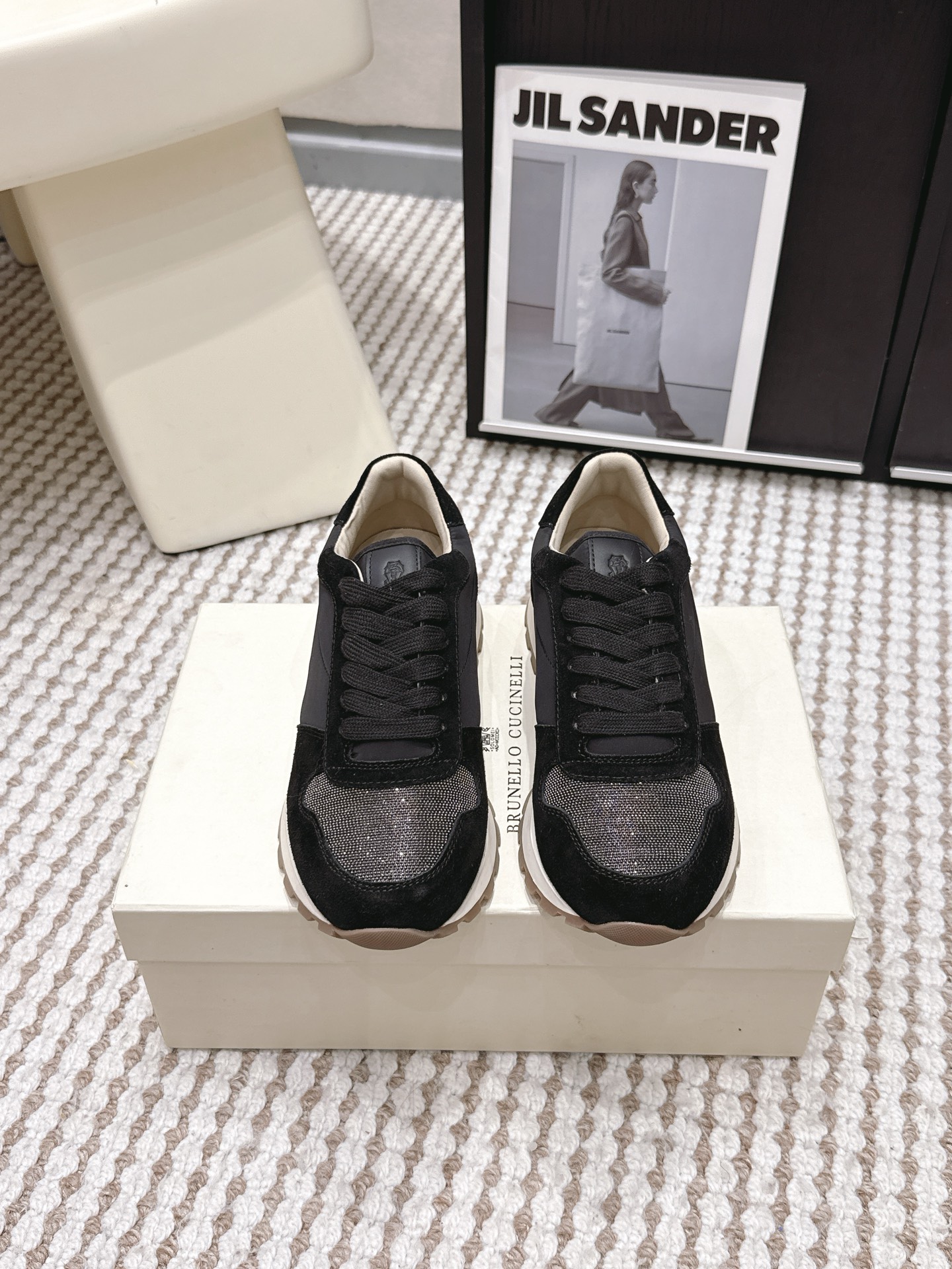 NO:786717,Purchasing agent brunello cucinelli classic casual sports shoes series BC is a well-known Italian brand with minimalist style and handmade bead chain accessories!  Retro and high-end!  Simple and elegant, it is a very attractive style!  The king of advanced jokers is totally irresistible!  The feet feel very good and comfortable!  It looks ordinary, but looks slim and handsome!  Not limited to any occasion, daily work, fashionable and capable!  Super versatile!  Super eye-catching!  Suitable for spring, summer, autumn and winter all year round. Imported cow velvet/cowhide upper. Water-dyed sheepskin lining. Original rubber foam outsole. Decorative original molded custom bead chain. Size#35-42 (40, 41, 42 customized, non-refundable), casual shoes/sports shoes, brunello cucinelli, sneakers, cowhide, sheepskin.19860909代购级 brunello cucinelli经典休闲运动鞋 系列 bc是意大利知名品牌 极简主义风格,纯手工串联珠链配饰！复古又高级！ 简约又大气,属于非常耐看的款式！高级百搭之王 完全没有抵抗力！脚感很好很舒服！看起来平平无奇,穿起来又瘦又帅！ 不局限任何场合,日常工作、时尚又干练！超级百搭！超级耐看！一年四季春夏秋冬皆适宜 鞋面进口牛绒/牛皮 内里水染羊皮 大底原版橡胶发泡大底 装饰原版开模定制珠链 Size#35-42（40 41 42订做不退换）,休闲鞋/运动鞋,brunello cucinelli,sneakers,cowhide,sheepskin,Women's Shoes