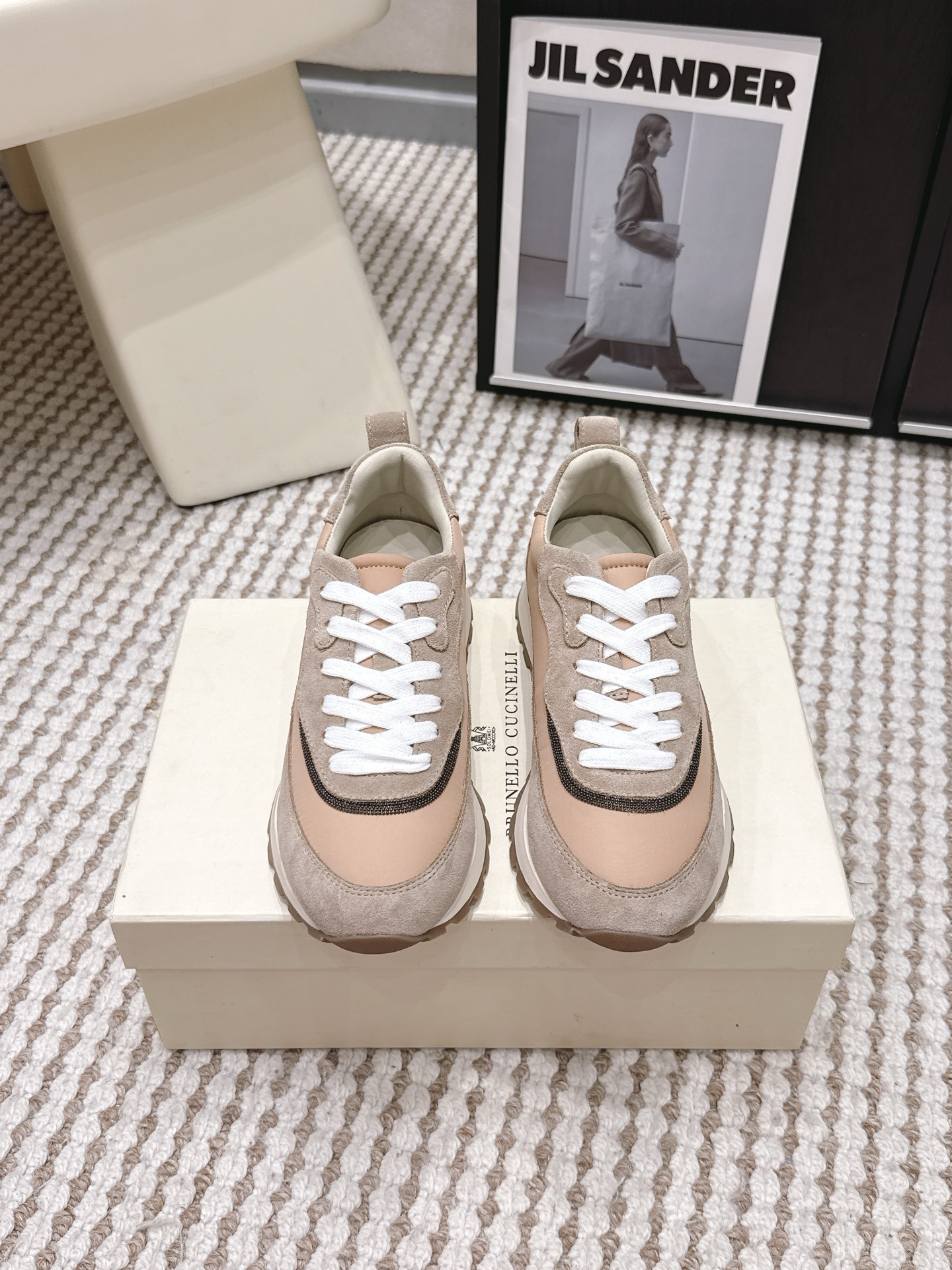 NO:786702,Purchasing agent brunello cucinelli classic casual sports shoes series BC is a well-known Italian brand with minimalist style and handmade bead chain accessories!  Retro and high-end!  Simple and elegant, it is a very attractive style!  The king of advanced jokers is totally irresistible!  The feet feel very good and comfortable!  It looks ordinary, but looks slim and handsome!  Not limited to any occasion, daily work, fashionable and capable!  Super versatile!  Super eye-catching!  Suitable for spring, summer, autumn and winter all year round. Imported cow velvet/cowhide upper. Water-dyed sheepskin lining. Original rubber foam outsole. Decorative original molded custom bead chain. Size#35-42 (40, 41, 42 customized, non-refundable), casual shoes/sports shoes, brunello cucinelli, sneakers, cowhide, sheepskin.19860909代购级 brunello cucinelli经典休闲运动鞋 系列 bc是意大利知名品牌 极简主义风格,纯手工串联珠链配饰！复古又高级！ 简约又大气,属于非常耐看的款式！高级百搭之王 完全没有抵抗力！脚感很好很舒服！看起来平平无奇,穿起来又瘦又帅！ 不局限任何场合,日常工作、时尚又干练！超级百搭！超级耐看！一年四季春夏秋冬皆适宜 鞋面进口牛绒/牛皮 内里水染羊皮 大底原版橡胶发泡大底 装饰原版开模定制珠链 Size#35-42（40 41 42订做不退换）,休闲鞋/运动鞋,brunello cucinelli,sneakers,cowhide,sheepskin,Women's Shoes