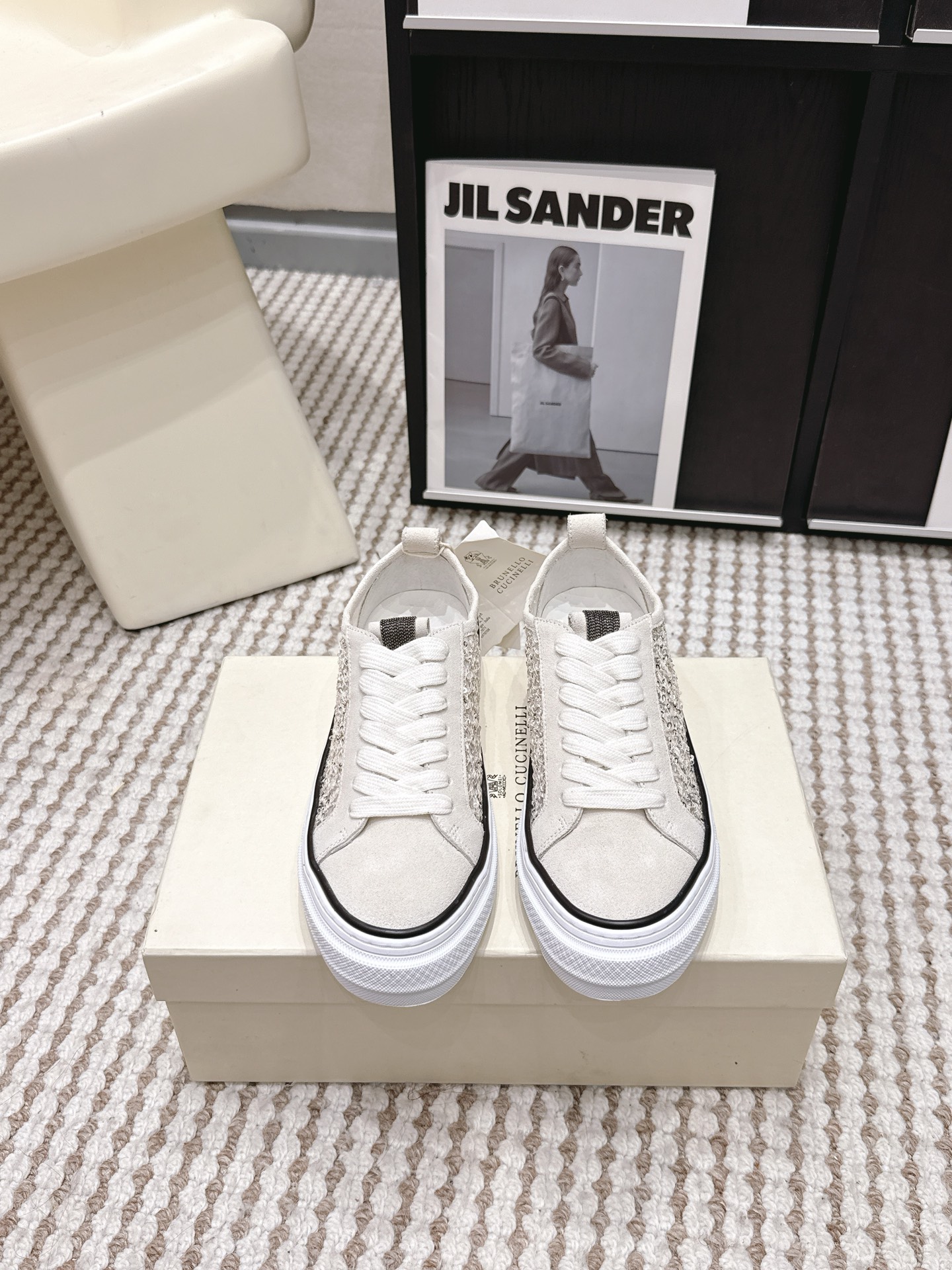 NO:786712,Purchasing agent brunello cucinelli classic casual sneakers series bc is a well-known Italian brand with minimalist style and handmade bead chain accessories!  Retro and high-end!  Simple and elegant, it is a very attractive style!  The king of advanced jokers is totally irresistible!  The feet feel very good and comfortable!  It looks ordinary, but looks slim and handsome!  Not limited to any occasion, daily work, fashionable and capable!  Super versatile!  Super eye-catching!  Suitable for spring, summer, autumn and winter all year round. Imported cow velvet/cowhide upper. Water-dyed sheepskin lining. Original rubber foam outsole. Decorative original molded custom bead chain. Size#35-42 (40, 41, 42 customized, non-refundable), casual shoes/sports shoes, brunello cucinelli, sneakers, cowhide, sheepskin.19860909代购级 brunello cucinelli经典休闲板鞋 系列 bc是意大利知名品牌 极简主义风格,纯手工串联珠链配饰！复古又高级！ 简约又大气,属于非常耐看的款式！高级百搭之王 完全没有抵抗力！脚感很好很舒服！看起来平平无奇,穿起来又瘦又帅！ 不局限任何场合,日常工作、时尚又干练！超级百搭！超级耐看！一年四季春夏秋冬皆适宜 鞋面进口牛绒/牛皮 内里水染羊皮 大底原版橡胶发泡大底 装饰原版开模定制珠链 Size#35-42（40 41 42订做不退换）,休闲鞋/运动鞋,brunello cucinelli,sneakers,cowhide,sheepskin,Women's Shoes