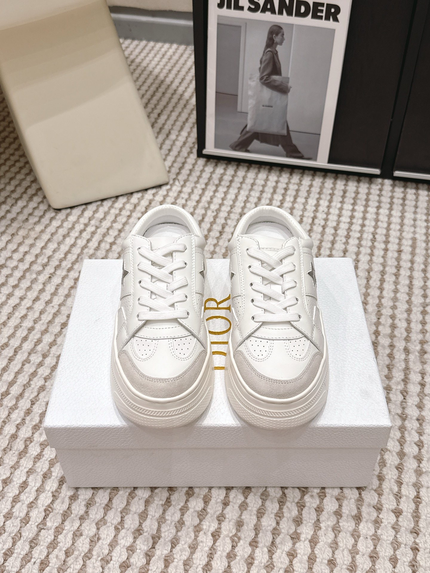 NO:785568,Purchase-level Dior new white shoes, Dior Star women's sneakers, very light summer white shoes, Mule slippers. The upper is carefully made of imported suede, decorated with tonal suede panels, metal stars decorate the lace eyelets, and breathable mesh lining. The upper has a punched design that is not stuffy on the feet. It is equipped with a Christian Dior logo and a thin sole. Suitable for all seasons!  Size#35-40 (40.41 custom-made, non-refundable), casual shoes/sports shoes, dior, dior, sneakers, chamois leather19860909代购级 Dior新款小白鞋,迪奥 Dior Star女士运动鞋 ,上脚非常轻便的夏季小白鞋 穆勒拖 鞋面是进口麂皮精心制作 ,饰以同色调绒面革镶片 ,金属星星装饰鞋带孔眼 ,内里透气网布 鞋面冲孔设计不闷脚 ,搭配Christian Dior 标志,薄款鞋底 ,四季皆宜 ！ Size#35-40（40.41订做不退换）,休闲鞋/运动鞋,dior,dior,sneakers,chamois leather,Women's Shoes