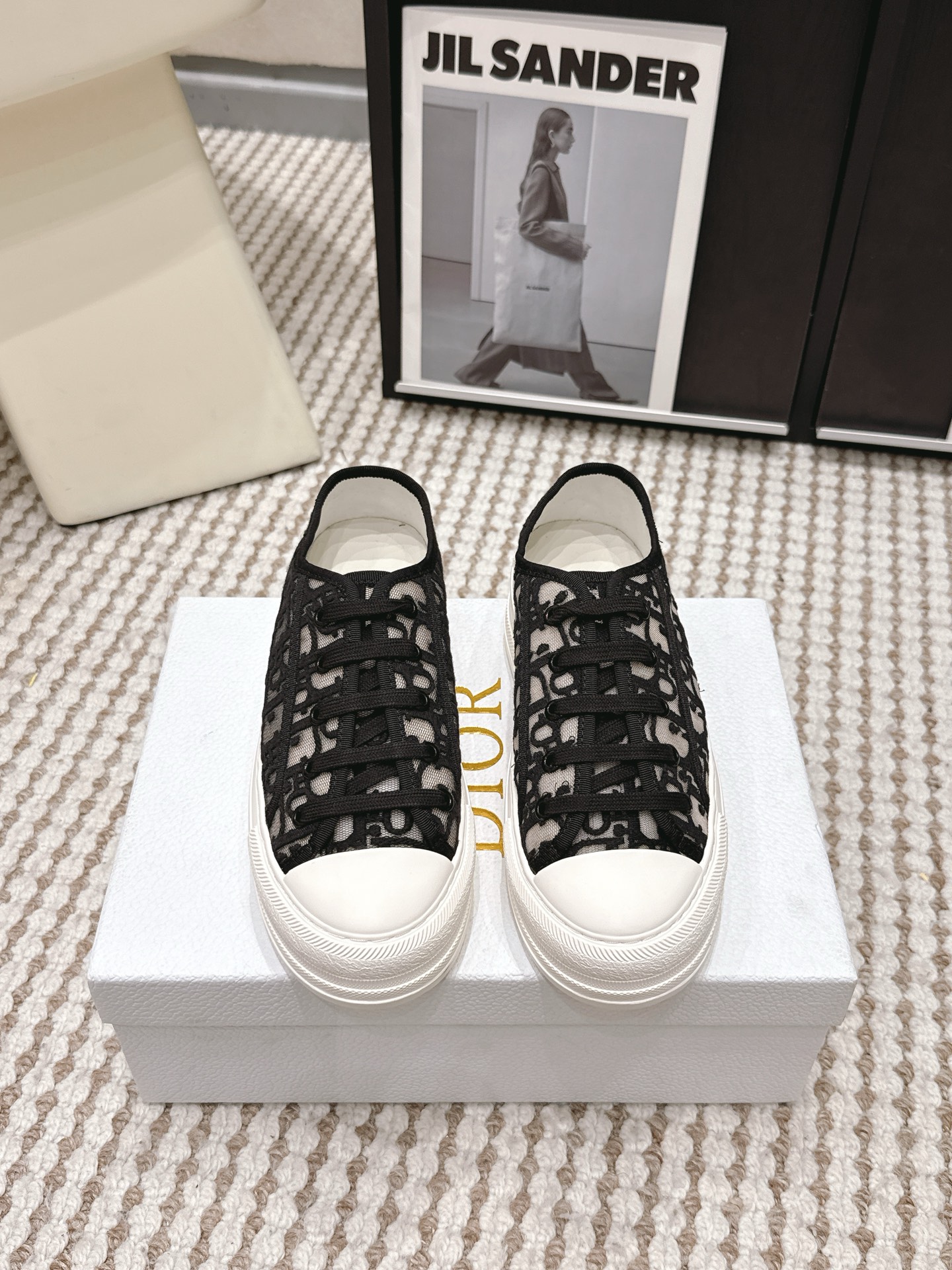 NO:785573,Purchasing agent level Dior Dior 2026 Walk'n series Presbyopia Embroidery Thick-soled canvas shoes Casual sneakers Original purchase, development and production This Walk'n'Dior thick-soled sneakers are a fashion item that enhances the style of the series. Oblique printed cotton embroidered upper, with comfortable thick sole, tongue and Christian Dior Paris logo laces. Can add fashionable temperament to all kinds of casual looks. Fabric: Original custom-made imported Oblique  Printed embroidery Lining: Imported soft sheepskin lining Outsole: Original exclusive molded TPU material Sole thickness: 4.5CM Size#35-41 (40 41 customized, non-returnable), casual shoes/sports shoes, dior, dior, sneakers, sheepskin19860909代购级 Dior迪奥2026Walk'n系列 老花 刺绣 厚底帆布鞋 休闲运动鞋 原版购入开发 做货 这款 Walk'n'Dior 厚底运动鞋是一款时尚单品,提升该系列的格调. Oblique 印花棉质刺绣鞋面,搭配舒适厚底、鞋舌和 Christian Dior Paris 标志鞋带. 可为各式休闲造型增添时髦气质 面料: 原版定制进口Oblique 印花刺绣 内里: 进口柔软羊皮里 大底: 原版独家开模TPU材质 底厚: 4.5CM Size#35-41（40 41定做不退换）,休闲鞋/运动鞋,dior,dior,sneakers,sheepskin,Women's Shoes