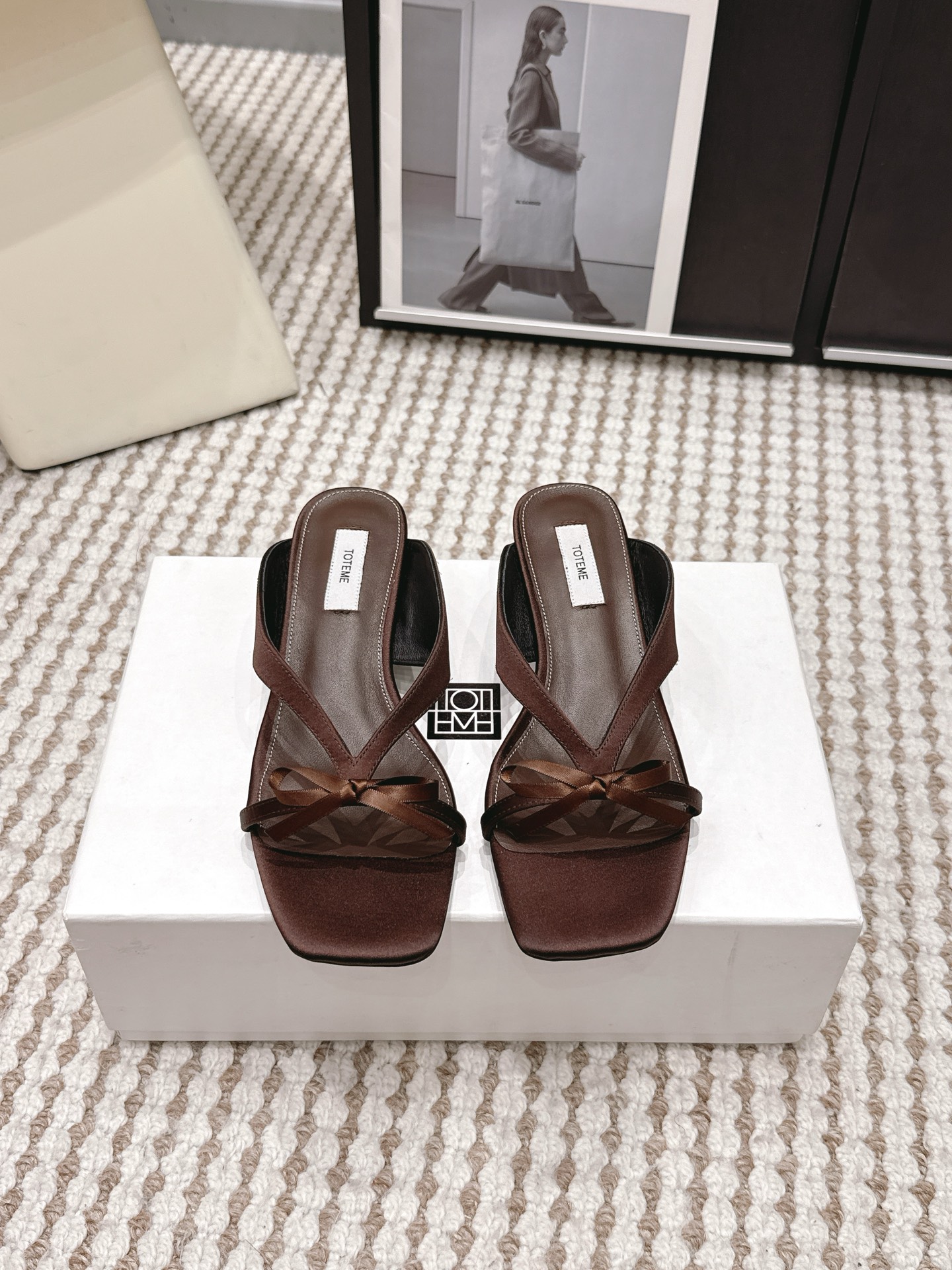 NO:785593,Purchasing agent toteme 26/French kitten heel flip-flops. Carry out French elegance to the end. Get a pair of flip-flops this year to complete your summer!  Toteme's pair of cat heels are the most elegant in design. They are very soft inside and are a very Korean pair of small shoes. They are made of cowhide leather and the outsole is genuine leather. The heel height is 3cm. Size35-41 (40 and 41 are custom-made and cannot be returned or exchanged). Split toe shoes, cowhide, Leather soles19860909代购级 toteme 26 / 法式小猫跟夹脚拖 将法式优雅进行到底 今年再来一双夹脚这个夏天就齐活了！toteme这双猫跟是设计最优雅的了,鞋内很软,很韩的一对小鞋子 面料牛皮 大底真皮大底 跟高3cm Size35-41（40 41定做不退换）,分趾鞋,cowhide,Leather soles,Women's Shoes