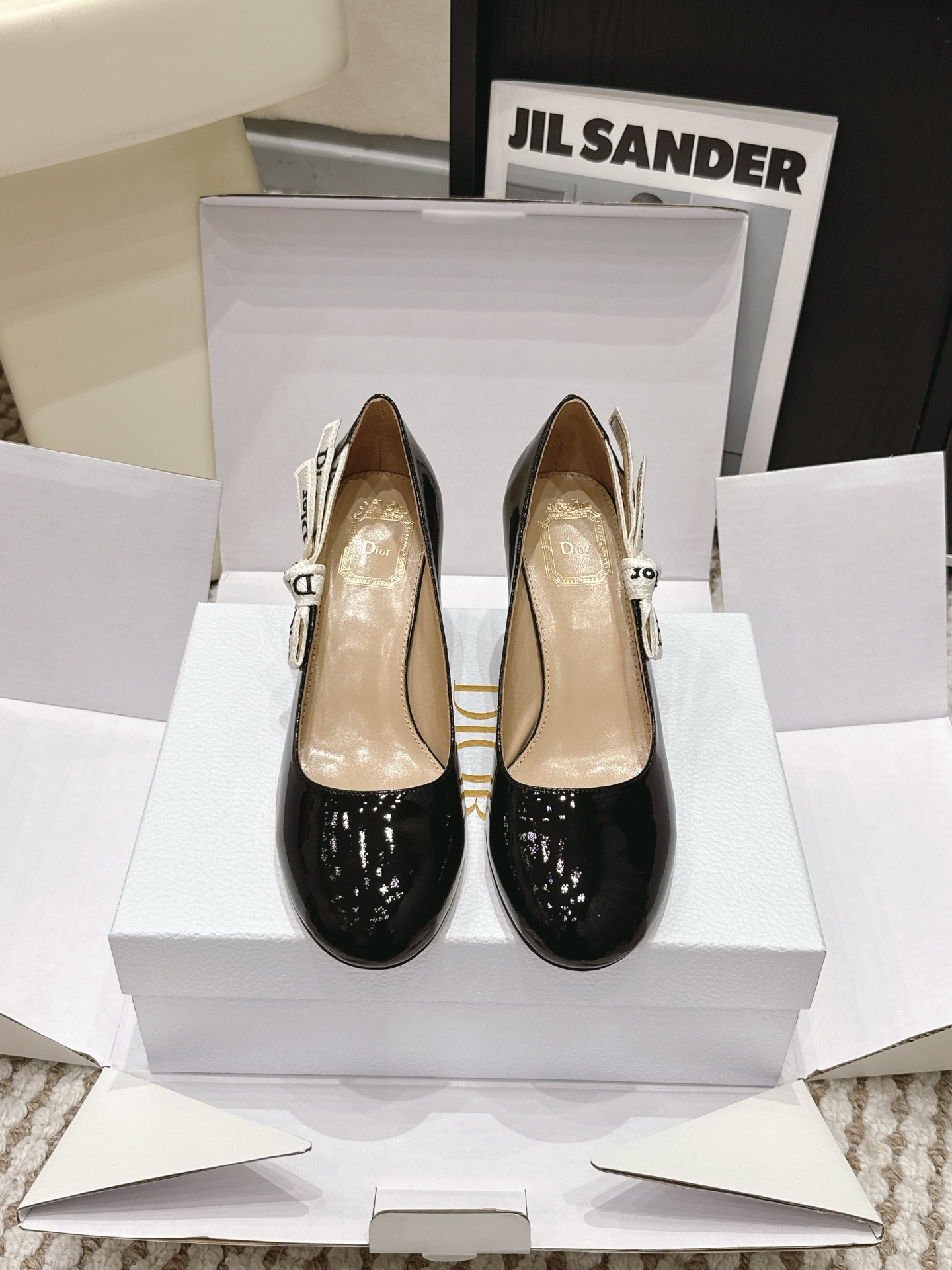 NO:785586,Purchasing agent Dior Dior 2026 new early spring loafers make you want Mary Jane loafers at first glance. The shoes are simple and elegant, 'low-key luxury!  Equipped with eye-catching Chanristian Dior logo webbing. It is very high-end, comfortable and good-looking, and can be worn in #spring, summer, autumn and winter!  Material Patent leather/Sheepskin Sole Italian leather outsole Size#35-42 (40.41.42 customized, non-refundable and non-exchangeable), ballet shoes, chanel, dior, dior, loafers, mary jane, sheepskin, Leather soles19860909代购级 Dior 迪奥2026早春新款乐福鞋一眼就想要玛丽珍乐福鞋单鞋简单大方‘低调奢华！ 配上醒目的Chanristian Dior标志织带.非常高级穿着舒适好看 而且好搭配#春夏秋冬都可以穿！ 材料漆皮/羊皮 鞋底意大利真皮大底 Size#35-42（40.41.42定制不退不换),芭蕾舞鞋,chanel,dior,dior,loafers,mary jane,sheepskin,Leather soles,Women's Shoes