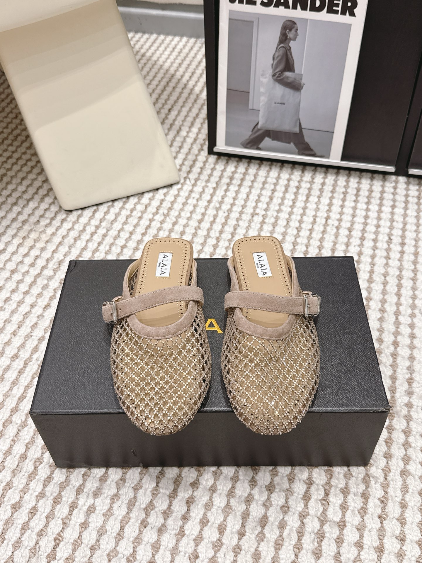 NO:785598,Purchasing agent ALA* 26/ Early spring new hollow mesh mueller mops. This pair of mueller mops are tailor-made for summer!  Fine mesh hollow design, breathable and not stuffy feet, slip-on style, with T-shaped buckle, retro and smart, you can easily control the looseness whether it is worn with jeans, skirt or dress. Hollow mesh weaving + classic Mary Jane buckle not only retains the retro girly feeling, but also solves the pain point of stuffy feet in summer. The slip-on design allows lazy people to become sophisticated in seconds when going out. Fabric Mesh/Yangjing/Sheepskin  Lined sheepskin outsole original molded outsole size 35-42 (40 41 42 customization is not returnable), half drag, mary jane, skirts, jeans, sheepskin, sheep19860909代购级 ALA* 26/ 早春新款镂空网面穆勒拖 这双穆勒拖是为夏天量身定做的！细密网眼镂空设计,透气不闷脚,一脚蹬的懒人版型,搭配T字扣带,复古又灵动,不管是配牛仔裤、半裙还是连衣裙,都能轻松拿捏松弛感. 镂空网眼编织+经典玛丽珍搭扣,既保留了复古少女感,又解决了夏天闷脚的痛点,一脚蹬设计让懒人出门也能秒变精致. 面料网钻/羊京/羊皮 内里羊皮 大底原版开模大底 size35-42（40 41 42定制不退换）,半拖,mary jane,skirts,jeans,sheepskin,sheep,Women's Shoes