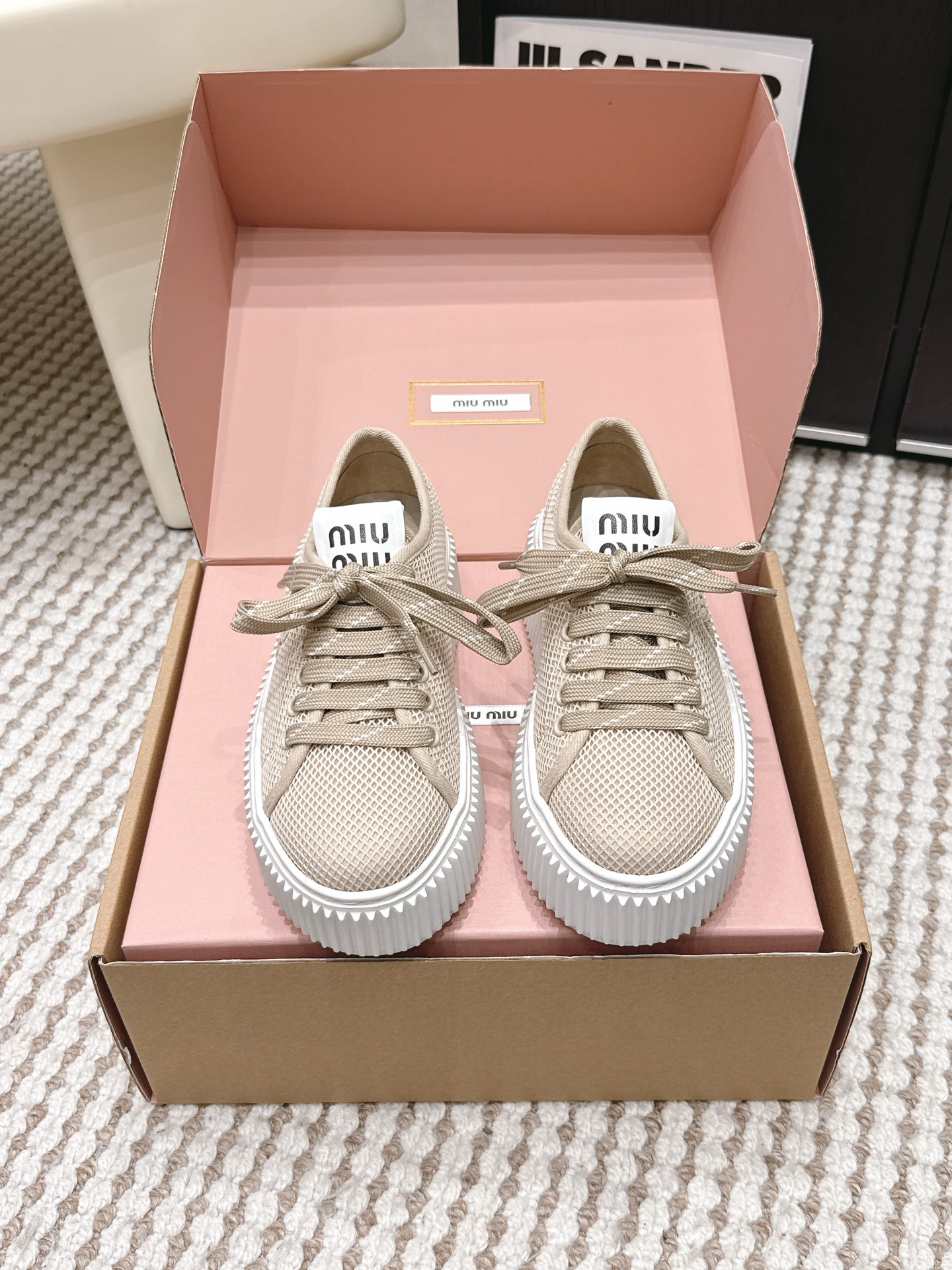 NO:785576,代购级 Miu Miu 26ss 春夏 新品休闲运动小白鞋 Miu Miu缪缪 极具辨识度的鞋舌 复古简约 微旧微旧旧的感觉非常好看 带有气孔很透气 鞋型偏瘦非常秀气 超轻大底不笨重 上脚超级舒服 非常显腿细 百搭又耐看 少女味十足 通勤逛街都非常ok…… 鞋面帆布 垫脚 Outsole Exclusive original 1:1 molded outsole Size#35-40 (40 orders are not returnable), casual shoes/sports shoes, miumiu, sneakers19860909代购级 Miu Miu 26ss 春夏 新品休闲运动小白鞋 Miu Miu缪缪 极具辨识度的鞋舌 复古简约 微旧微旧旧的感觉非常好看 带有气孔很透气 鞋型偏瘦非常秀气 超轻大底不笨重 上脚超级舒服 非常显腿细 百搭又耐看 少女味十足 通勤逛街都非常ok…… 鞋面帆布 垫脚 大底独家原版1:1开模大底 Size#35-40（40订做不退换）,休闲鞋/运动鞋,miumiu,sneakers,Women's Shoes