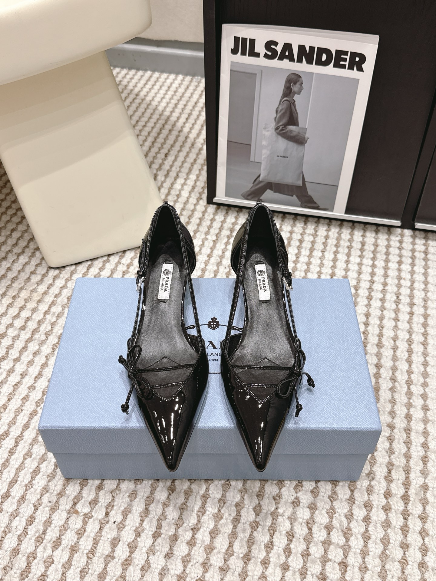 NO:786727,Purchasing-grade PRADA Prada's 2026 early spring new product pointed toe hollow sandals and high heels. The pointed toe design is not only an ingenious idea to lengthen the legs. The back strap and bow details find a balance between rigidity and softness. It breaks away from the inertial perception of 'comfort is luxury', but uses the skin-friendly texture of the sheepskin lining to achieve dual freedom of mind and body. From commuting suits to dinner dresses, it seamlessly adapts to multiple scenes, allowing women to switch between being capable and feminine.  Every time you place your foot, it is the whisper of the metal logo and the ground. It is the resonance of avant-garde design and daily functions. It is also the undefined confidence and edge of contemporary women. Fabric customized lambskin material Genuine leather outsole Heel height 5.5cm Size35-39 (customized 40/41), high-heeled shoes, prada, prada, sandals, high heels, skirts, business suit, sheepskin, Leather soles19860909代购级 PRADA 普拉达2026早春新品尖头 中空凉鞋高跟鞋 尖头设计不止是拉长腿型的巧思 后饰带与蝴蝶结细节在刚柔之间找到平衡. 它挣脱了“舒适即奢侈”的惯性认知 却以羊皮内里的亲肤质感 实现心灵与身体的双重自由. 从通勤西装到晚宴礼裙 它无缝适配多元场景 让女性在干练与柔美中自主切换. 每一次落脚都是金属徽标与地面的轻语 是先锋设计与日常功能的共鸣 更是当代女性不被定义的底气与锋芒. 面料定制小羊皮材质 真皮大底 跟高5.5cm Size35-39（40/41定制）,高跟鞋单鞋,prada,prada,sandals,high heels,skirts,business suit,sheepskin,Leather soles,Women's Shoes