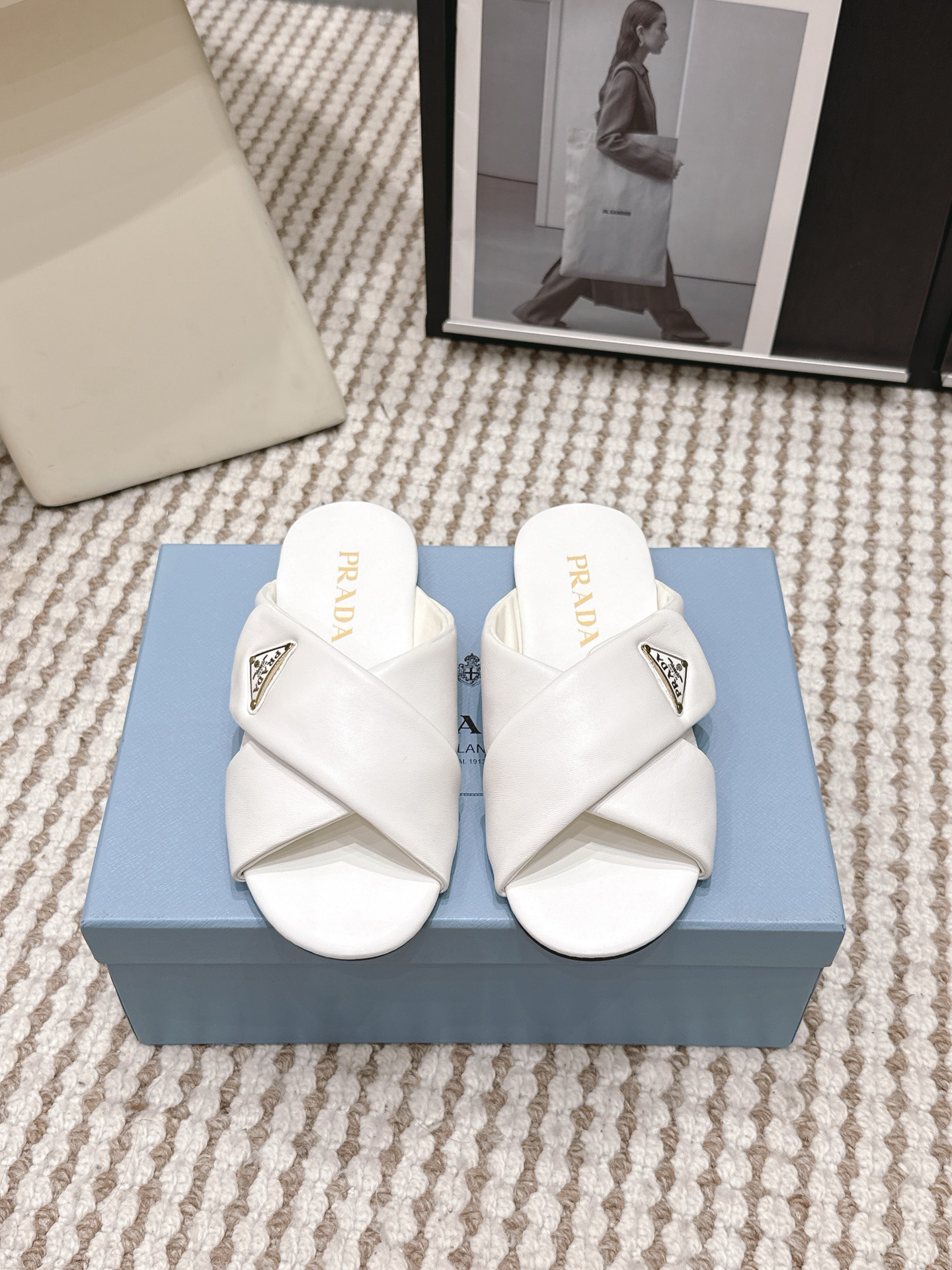 NO:786722,Purchasing agent level Prada Prada cross boken bread shoes 2025 spring and summer new thick-soled sandals slippers Velcro triangle buckle bread toe half slippers Latest catwalk series Classic upgrades Comfort and fashion coexist Each color combination looks good, and the design matches different style needs Original sheepskin uppers Inner: Original customized outsole Original soles  Size35-41 (40.41 customized, non-refundable and non-exchangeable), slippers, prada, prada, sandals, slippers, sheepskin19860909代购级 Prada 普拉达交叉博肯面包鞋2025春夏新款厚底凉鞋拖鞋魔术贴三角扣面包包头半拖鞋 最新走秀系列 经典升级 舒适度与时髦度并存 每个颜色搭配都好看,设计搭配不同风格需求 鞋面原版羊皮 内里: 原版定制 大底原版鞋底 Size35-41(40.41定制不退不换),拖鞋,prada,prada,sandals,slippers,sheepskin,Women's Shoes