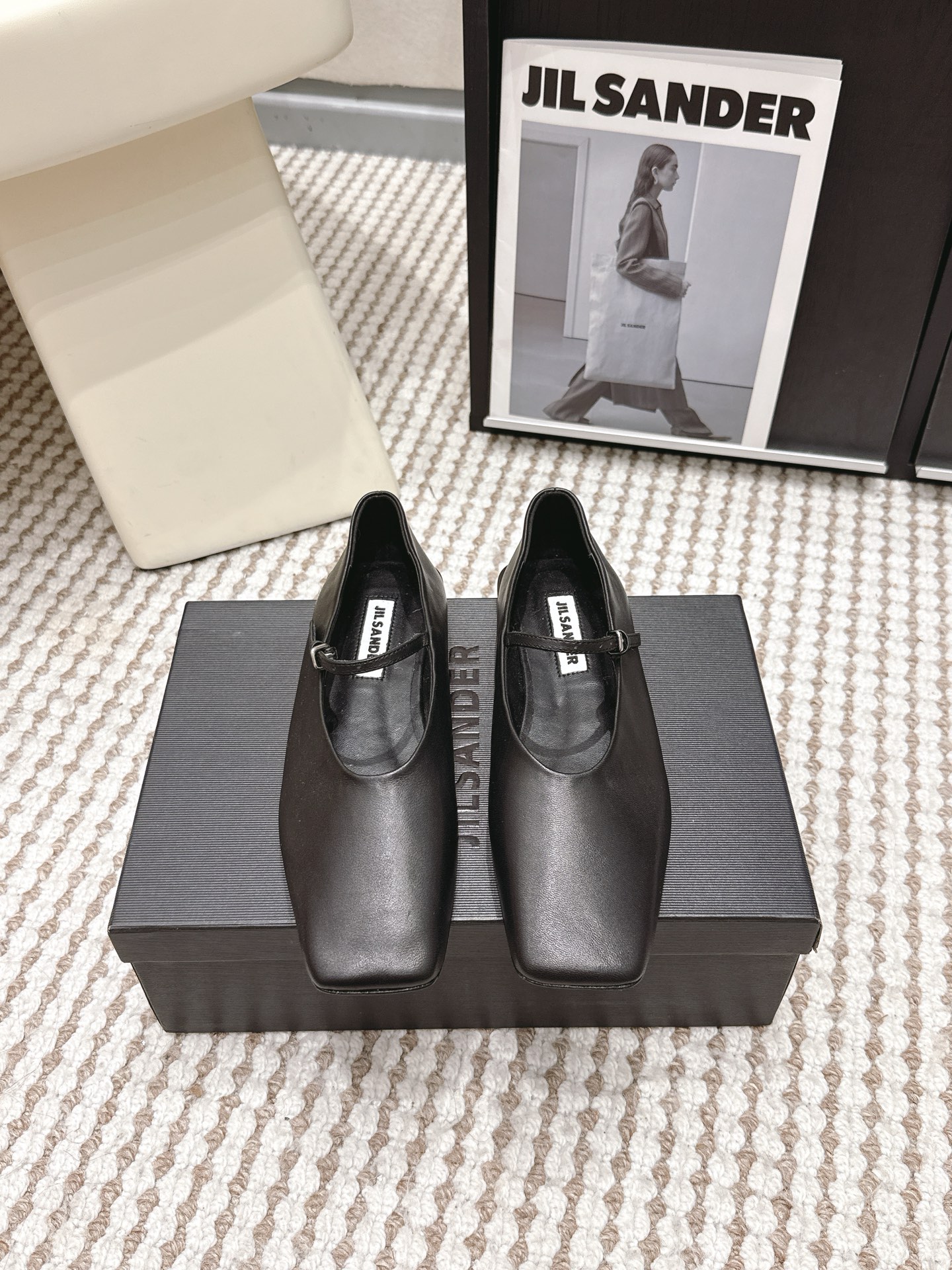 NO:786700,Purchasing agent JilSande*·26s new spring and summer drama minimalist design flat Mary Jane shoes. Its square toe design is the cornerstone of the entire building. It is by no means a retro reference, but a pure cube variation calculated by the golden section. The edges are as sharp as precise cutting, the outline is clear and firm, and there is no smooth compromise. This form transcends gender and trends, providing a modern inclusive space and calm power, and is the most intuitive incarnation of rational aesthetics.  The body of the shoe is made of top-grade matte calfskin, and its processing method is extremely restrained. The natural texture of the leather is gently presented, and the surface is treated to a powder-like matte texture with a restrained satin luster, aiming to highlight the warmth and high-end touch of the material itself. The color strictly follows the neutral color spectrum of black and white, which is like covering the building with the purest coat.  Decoration is regarded as redundant here. The buckle is an almost flat matte round metal piece without any obvious indication of logo. The brand spirit is conveyed through impeccable tailoring, proportion and material itself. Under the appearance of this 'no design', there is the ultimate demand for every millimeter of arc and every Newton of tension. Material: cowhide, lining sheep lining, outsole, genuine leather outsole imported from Italy, shoe size 35-39/40, customized and non-returnable, single shoes, jil sander, mary  jane,cowhide,gold,Leather soles19860909代购级 JilSande*·26s 春夏新剧 极简设计平底玛丽珍单鞋 其方头设计,是整座建筑的基石.绝非复古的参照,而是一个经过黄金分割计算的纯粹立方体变奏.边缘锋利如精准切割,轮廓清晰坚定,没有任何圆滑的妥协.这个形态超越了性别与潮流,提供了一种充满现代感的包容空间与沉静力量,是理性美学最直观的化身. 鞋身采用顶级哑光小牛皮,其处理方式极度克制.皮革的天然纹理被温和呈现,表面处理成如粉末般细腻的哑光质感,带有内敛的缎面光泽,旨在凸显材质本身的温润与高级触感.色彩严格遵循中性色谱黑、白如同为建筑披上最纯粹的外衣. 装饰在此被视为冗余.扣环是一个几乎扁平的哑光圆形金属片,没有任何Logo的明显昭示,品牌精神通过无可挑剔的剪裁、比例与材质本身来传达.这种“无设计”的表象之下,是对每一毫米弧度和每一牛顿张力的极致苛求. 材质牛皮 内里羊里 大底意大利进口真皮大底 鞋码35-39/40定制不退换,单鞋,jil sander,mary jane,cowhide,gold,Leather soles,Women's Shoes