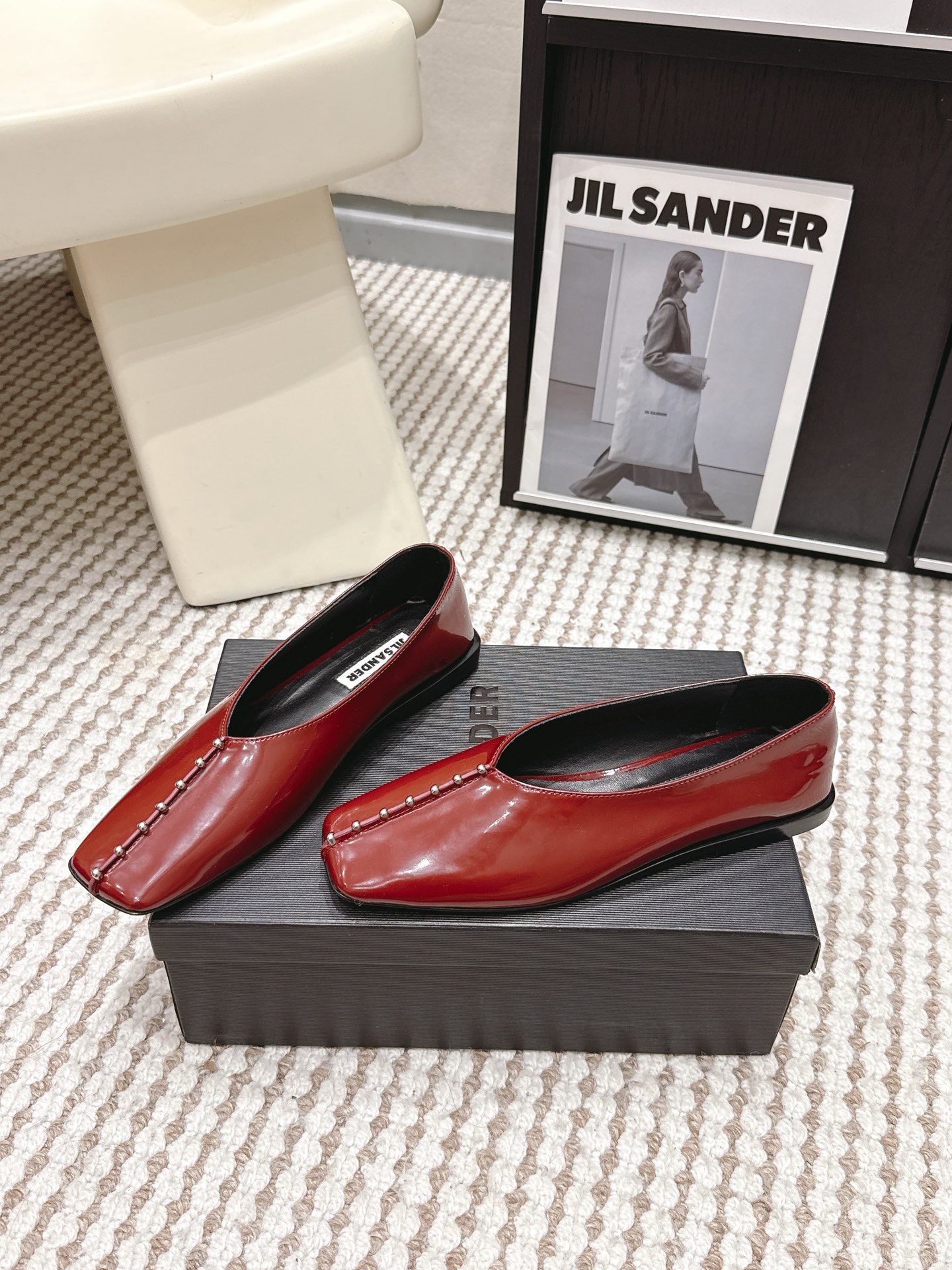 Женские красные туфли Jil Sander с шармиками