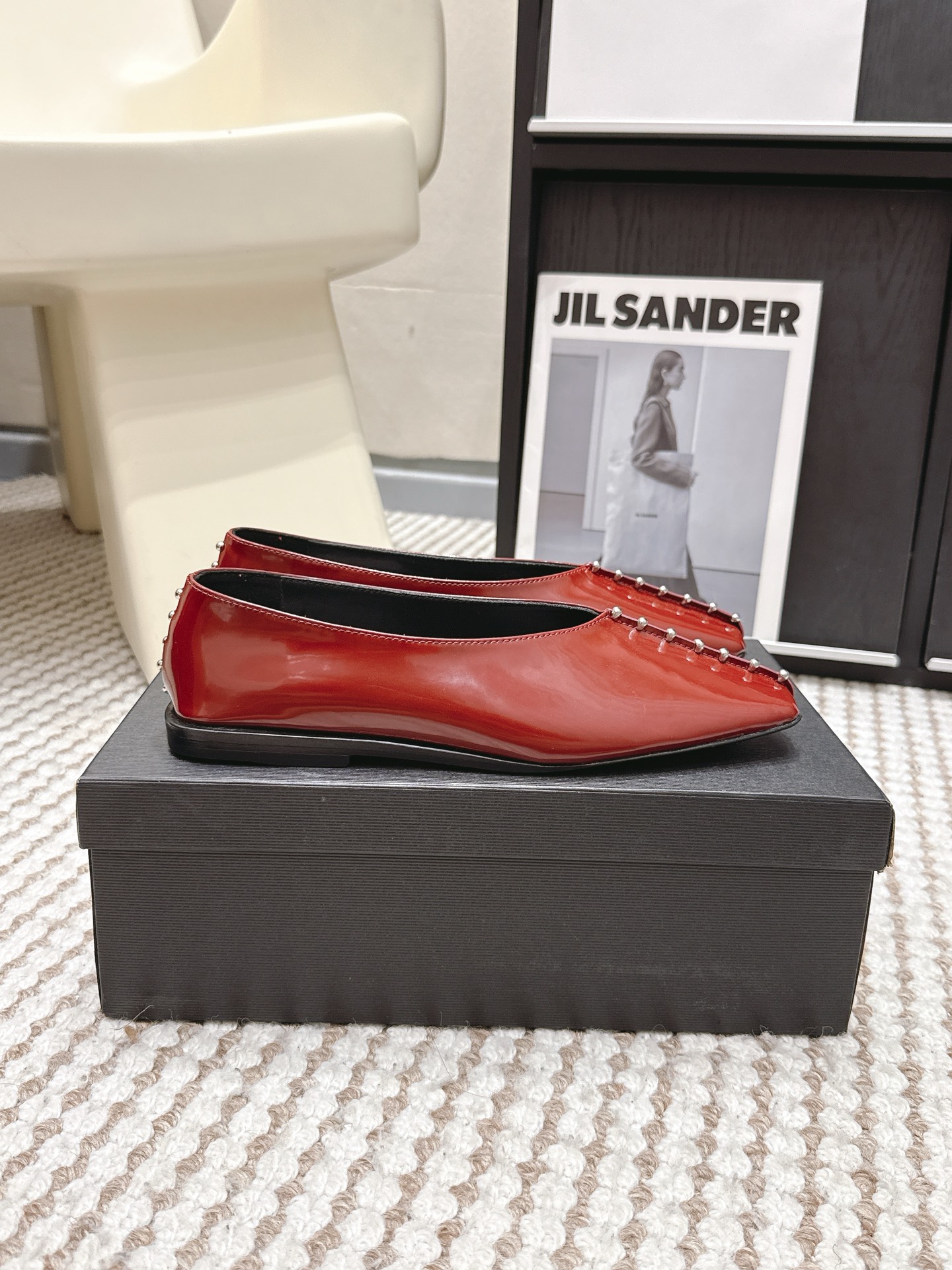 Женские красные туфли Jil Sander с шармиками
