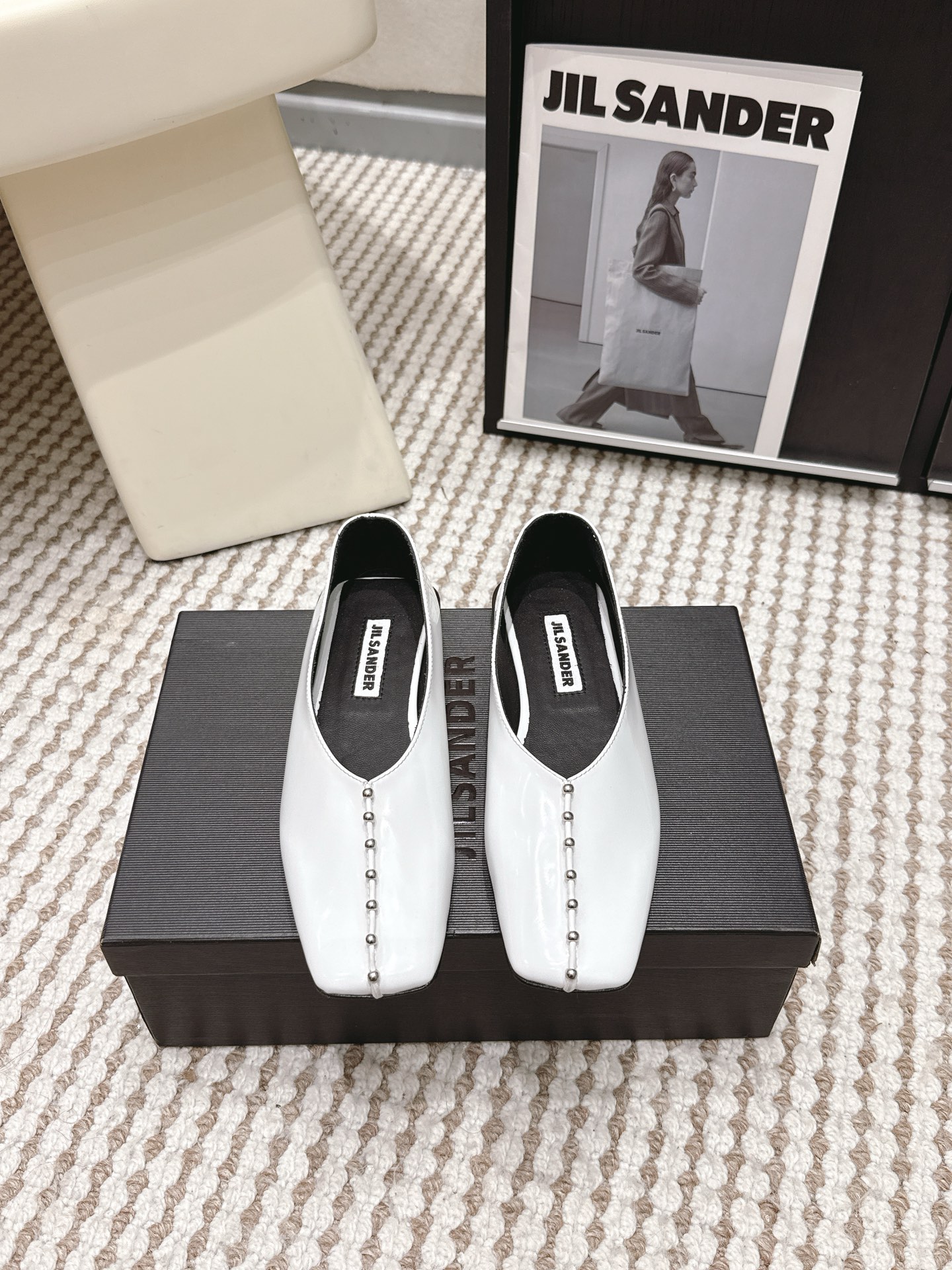 NO:786705,Purchasing-grade JilSande*·26s Spring and Summer New Style Leather Beaded Square Toe Mary Jane The toe adopts a three-dimensional square outline with precise proportions, and the lines are as clear and determined as architectural drawings. It abandons the sense of rounded nostalgia and uses calm right angles and subtle blunt edges to build a stable and inclusive visual base. This form transcends the concrete expression of gender and becomes a neutral, modern and intellectually beautiful geometric statement, providing a pure background for all the details above.  The soul of the upper lies in the linear decoration of the leather beads. It is by no means a pile of traditional handicrafts, but like a precisely calculated decorative algorithm. The small beads may be embedded in a pre-hole high-quality leather belt at even intervals to make it closely fit the main body of the upper. The beads are made of matte silver, with restrained volume and restrained luster. Together they form a visual guide line with texture, direction, but no noise, accurately outlining the structure of the shoe body and dividing the screen.  The whole body adheres to the principle of monochrome and seeks hierarchy in unity. The body of the shoe is made of top-quality open-edge beaded calfskin, which provides a warm and deep base. The colors of beads and leather are either slightly different in the same color or in restrained contrast. This combination, within a minimalist framework, creates a rich and quiet textural variation through the matte and shimmer, smoothness and three-dimensionality of the material. Material Open-edge beads Inner sheep lining Outsole Italian imported leather outsole  Shoe sizes 35-39/40 are customized and non-refundable, single shoes, jil sander, mary jane, cowhide, Leather soles19860909代购级 JilSande*·26s 春夏新款 鞋面皮革串珠方头玛丽珍 鞋头采用比例精绝的立体方廓,线条如建筑图纸般清晰笃定.摒弃了圆润的怀旧感,以冷静的直角与微妙的钝化边缘,构筑起稳定而包容的视觉基座.这个形态超越了性别的具象表达,成为一种中立、现代且充满智性美感的几何宣言,为上方的一切细节提供纯粹的背景. 鞋面的灵魂,在于那道皮革串珠的线性装饰.绝非传统手工艺的堆砌,而是像一道经过精密计算的装饰性算法.细小的珠饰可能以均等的间距,嵌入一条预开孔的优质皮革带中,使其紧密贴合于鞋面主体.珠饰的材质为哑光银色,体积克制,光泽收敛,共同构成一条有质感、有方向、却无喧嚣的视觉引导线,精确地勾勒出鞋身的结构以及分割画面. 整体恪守单色系原则,在统一中寻求层次.鞋身采用顶级开边珠小牛皮,提供温润而深邃的基底.串珠与皮革的色彩或为同色系微差或为克制的对比.这种搭配,在极简的框架内,通过材质的哑光与微光、平滑与立体,演绎出一曲丰富而静谧的质感变奏. 材质开边珠 内里羊里 大底意大利进口真皮大底 鞋码35-39/40定制不退换,单鞋,jil sander,mary jane,cowhide,Leather soles,Women's Shoes