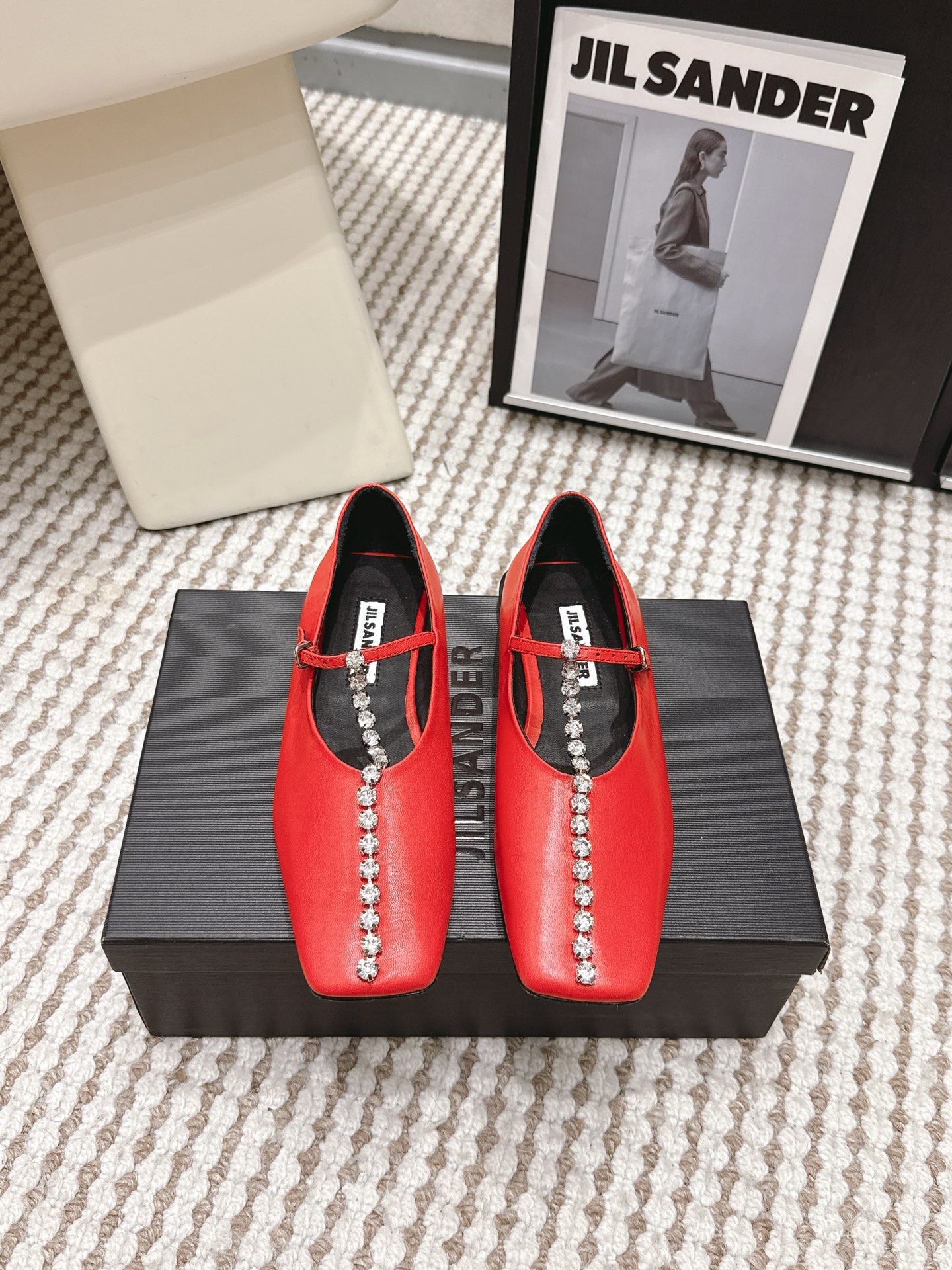 NO:786710,Purchasing agent grade JilSande*·26s spring and summer new style beautiful rhinestones with square head Mary Jane  The strip of rhinestones on the upper is the only source of light for the entire upper building. It is by no means laid out randomly, but in an extremely precise array, each precision-cut crystal is inlaid on an extremely thin and crisp base strip. The rhinestones are arranged densely and seamlessly, forming a continuous, flat section of cold light that does not flicker or sway when walking, but steadily flows out a static, sharp river of light, reflecting the absolute rationality of the German design tradition.  The toe is a variation of a cube with exquisite proportions. The lines are as sharp as architectural drawings, and the edges are as sharp as a knife without any smooth transition or modification. This square toe is not a retro narrative, but a modernist statement, providing a stable and inclusive sense of space, and firmly anchoring the visual center of gravity on this quiet geometric power, forming a rigorous criss-cross composition with the horizontal light of the rhinestone belt.  All designs serve the dialogue between light and shadow. The matte leather absorbs light and forms a deep and quiet background; while the rhinestone band calmly reflects, refracts, and even 'cuts' the light. In the minimalist silhouette, this light band becomes a dynamic visual guide. With the steps, it draws a calm and dazzling trajectory on the instep, which is a kind of 'calm brilliance'. Material: cowhide, sheep lining, outsole, imported Italian leather outsole  Shoe sizes 35-39/40 are customized and non-refundable, single shoes, jil sander, mary jane, cowhide, Leather soles19860909代购级 JilSande*·26s 春夏新款 绝美水钻带方头玛丽珍 鞋面上那道水钻带,是整座鞋面建筑唯一的光源.绝非随意铺陈,而是以极度精准的阵列,将每一颗精密切割的水晶镶嵌于一条极为纤薄、挺括的基底带之上.水钻的排列密而无隙,形成一道连续、平整的冷光断面,在行走间不会闪烁晃动,而是稳定地流淌出一条静止的、锐利的光河,体现出德国设计传统的绝对理性. 鞋头是比例精绝的立方体变奏.线条利落如建筑图纸,边缘锋锐如刀切,没有任何圆滑的过渡或修饰.这个方头并非复古叙事,而是一个现代主义的宣言,提供稳定、包容的空间感,并将视觉重心牢牢锚定于这份沉静的几何力量之上,与水钻带的横向光芒形成严谨的十字交叉构图. 所有的设计都服务于光与影的对话.哑光皮革吸纳光线,形成深邃静谧的背景；而那道水钻带则冷静地反射、折射,甚至“切割”光线.在极简的廓形中,这道光带成为了动态的视觉引导,随着步伐,在脚背上划出冷静而耀眼轨迹,是一种 “冷静的璀璨” . 材质牛皮 内里羊里 大底意大利进口真皮大底 鞋码35-39/40定制不退换,单鞋,jil sander,mary jane,cowhide,Leather soles,Women's Shoes