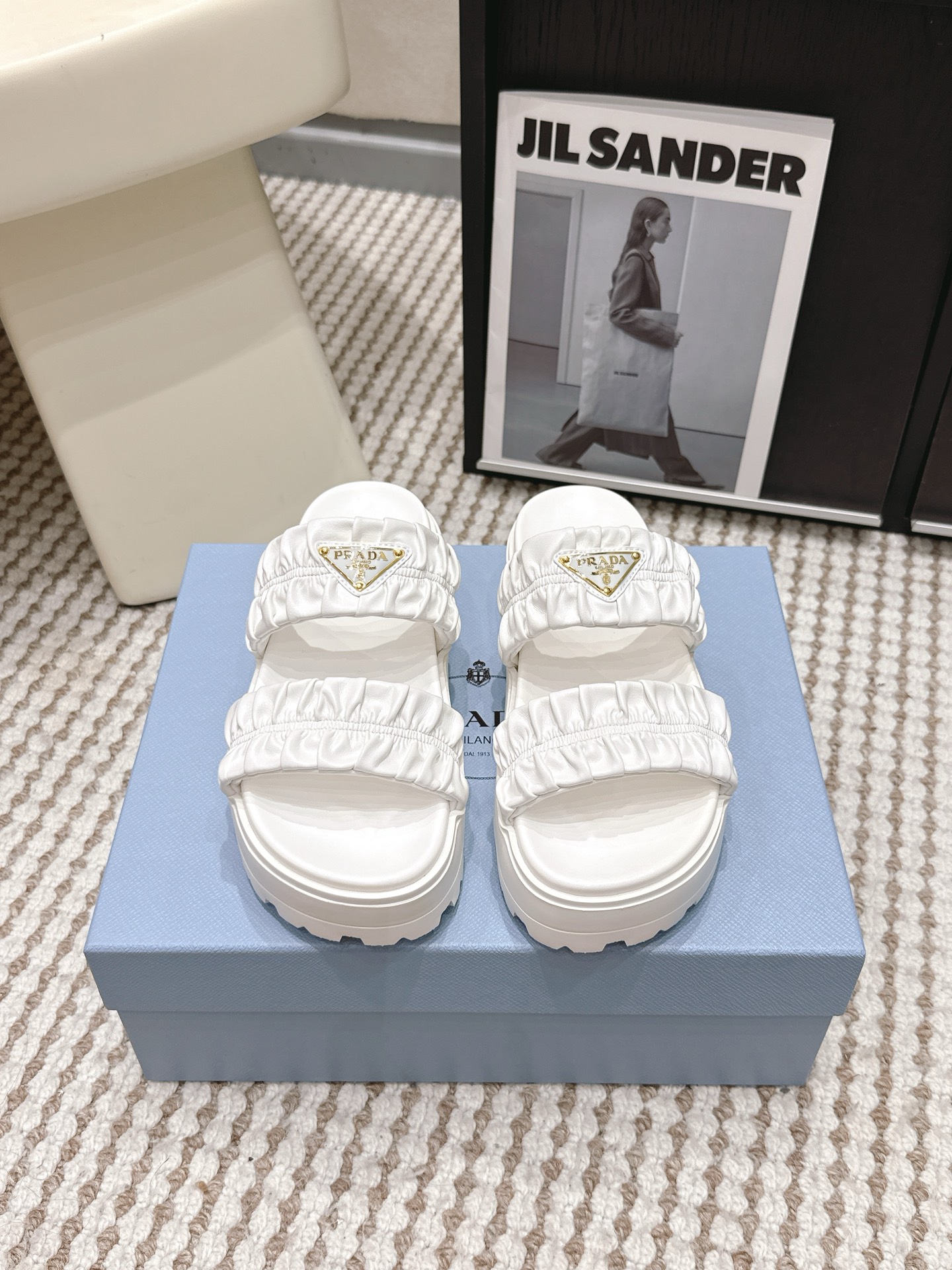 NO:786695,Purchasing level PRAD* 26ss thick-soled Velcro two-strap sandals/half-flop Thick-soled Velcro sandals are cool. This pair of Velcro sandals must be in the C position. The quilted leather is of high quality and has a neat strap design. It is not only a fashion item for walking, but also a silent statement of personality and taste. It can easily hit the street with any combination. Imported sheepskin upper, imported sheepskin lining. ZP foam ultra-light anti-slip outsole.  Size35-39 (40. Customized and non-returnable), slippers and sandals, prada, sandals, slippers, sheepskin19860909代购级 PRAD* 26ss厚底魔术贴两带凉鞋/半拖 厚底魔术贴凉鞋 酷感当道 这双魔术贴凉鞋必须C位 绗缝皮革质感上乘 利落搭带设计 不仅是行走的时尚单品 更是个性与品味的无声宣言 随意搭配 都能轻松炸街 鞋面进口羊皮 内里进口羊皮 大底zp发泡超轻防滑大底 Size35-39（40.定制不退换）,拖鞋凉鞋,prada,sandals,slippers,sheepskin,Women's Shoes