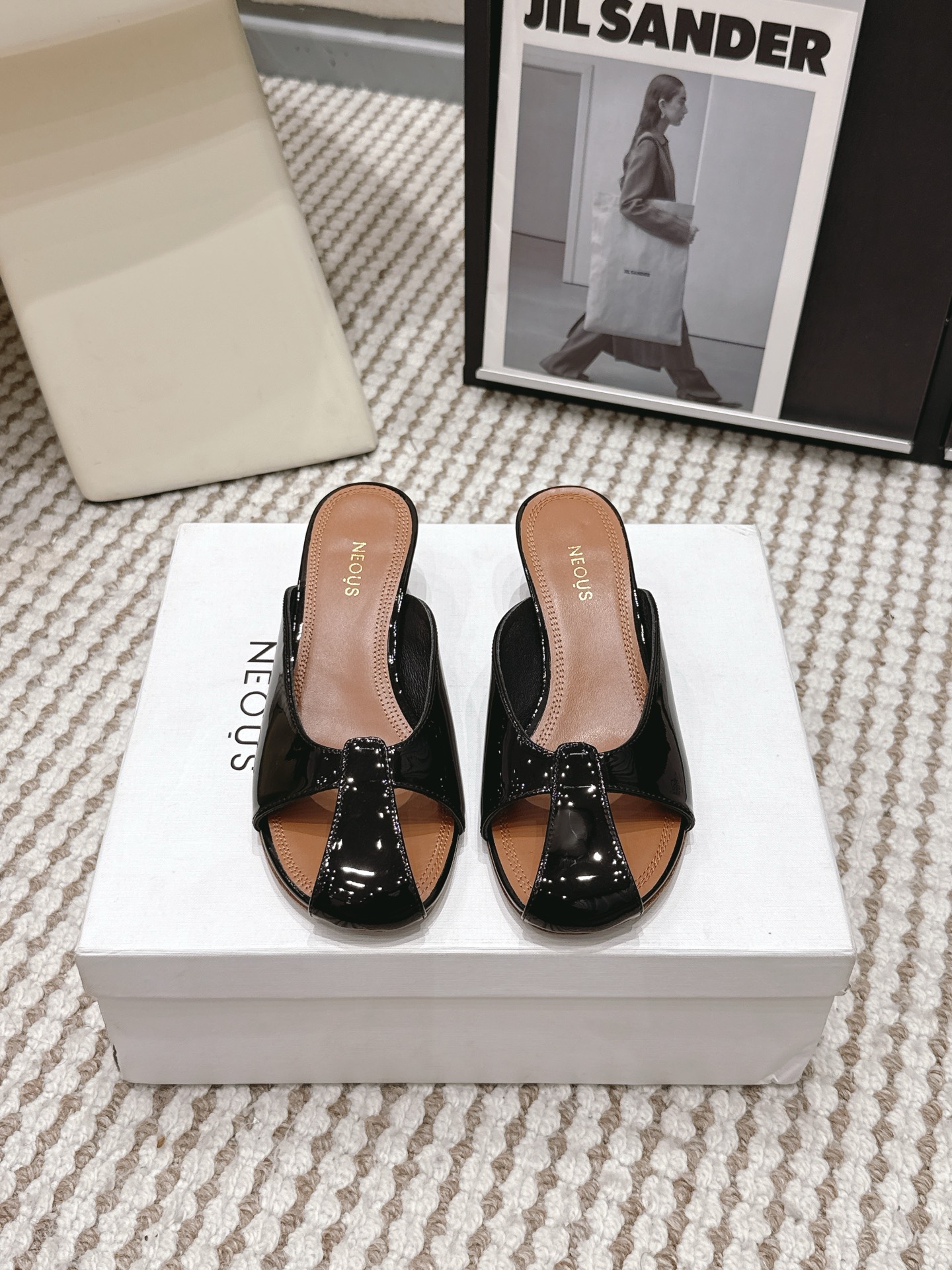 NO:786672,Purchasing agent level NEOUS 26ss new spring and summer stiletto heel Mule slippers You can never have too many comfortable and fashionable shoes, and Neous, a niche shoe brand from London, can easily meet the needs of girls. The thick heels are fashionable and versatile, making you look slim and tall, and more stable when walking. The silk bow design is playful and cute. The foot pads have good texture, strong skin-friendly feeling, are breathable, moisture-absorbing, delicate and dry, and are close to the skin without being stuffy.  This is a pair of shoes that can be remembered at a glance, simple yet fashionable. Upper imported matte calf leather outsole imported genuine leather outsole from Italy Size35 -41 (40 41 custom-made, non-returnable), half drag, slippers, cowhide, real silk, Leather soles19860909代购级 NEOUS 26ss 春夏新款 细跟 穆勒拖鞋 舒适又时髦的鞋子永远不嫌多,来自伦敦的小众鞋履品牌 Neous便能轻松满足女生们的需求. 粗跟,时尚百搭,显得身材苗条高挑,行走间更加稳固. 真丝蝴蝶结设计 俏皮可爱 脚垫质感好,亲肤感强,透气吸湿细腻干爽,贴肤不闷脚. 这是一双一眼就能够让人记住的鞋子,简约中不失时尚感. 鞋面进口哑光小牛皮 大底意大利进口真皮大底 Size35 -41（40 41定做不退换）,半拖,slippers,cowhide,real silk,Leather soles,Women's Shoes
