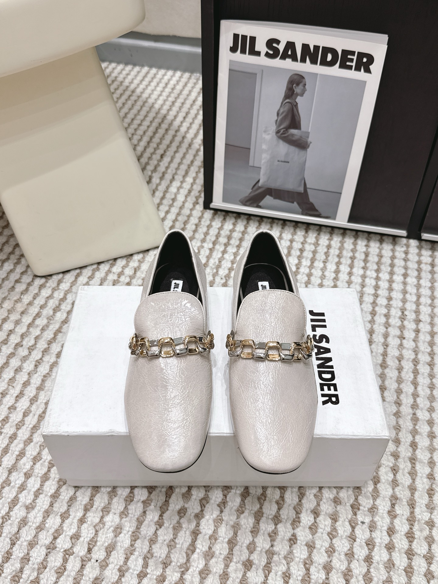 NO:786667,Purchasing agent grade JILSANDER is a pair of shoes that are both comfortable and good-looking. It’s time to buy shoes in autumn. These deep-mouth door-to-door shoes are specially designed to fit your feet, showing off your sophisticated temperament. They are made of classic and elegant horse hair, are soft and delicate, and are easy to match with elegant head styles and sexy chain designs. They reveal a lingering femininity. Breathable sheepskin lining is comfortable and not stuffy for your feet. It is comfortable to wear and you will not feel tired when walking. The outsole is made of Italian genuine leather. Size 35-41 (40)  41 Custom-made (non-refundable), loafers, jil sander, loafers, sheepskin19860909代购级 JILSANDER 吉尔桑德 好穿又好看的单鞋 入秋 该买单鞋了 这款深口门密鞋特别装脚,彰显干练气质,经典高雅马毛材质,柔软细腻,易搭配优雅头型搭配性感链条设计,流露着若影若现的女人味.透气羊皮内里,舒适不闷脚,越穿越舒适,穿上走路完全不累 大底意大利真皮底 Size35-41（40 41订做不退换）,乐福鞋,jil sander,loafers,sheepskin,Women's Shoes