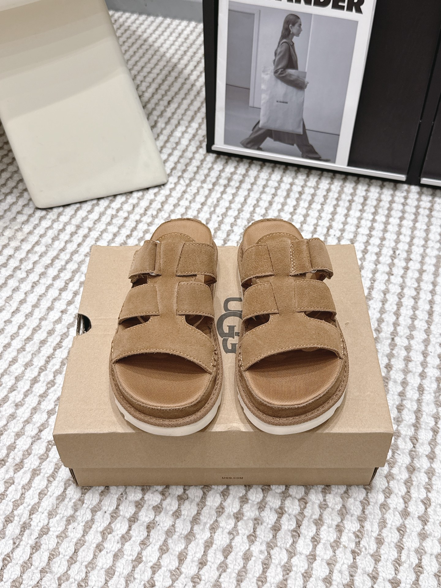 NO:786728,Dongguan purchasing agent UGG Venus slippers 26ss new slippers!  Classic retro style, versatile colors, large uppers that make your feet slimmer in seconds, and thick soles that make your feet look smaller in seconds!  Highly elastic cushioning soles ~ Soft and elastic, they won’t tire your feet after being worn for a long time. A must-have slipper in summer!  Handmade welt hemming design, counter-level quality, great value for money, two colors maroon, sand color, size 35-41 (40, 41 customized), slippers, slippers19860909东莞代购级 UGG金星拖鞋 26ss新拖鞋！ 经典复古版型,百搭的颜色,大鞋面上脚秒显瘦,厚鞋底,穿上秒显脚小！ 高弹缓震鞋底哦～软弹不塌,久穿不累脚,夏季必备拖鞋！ 手工沿条包边设计,专柜级品质,性价比拉满 两色栗色、沙色 size35-41（40、41定制）,拖鞋,slippers,Women's Shoes