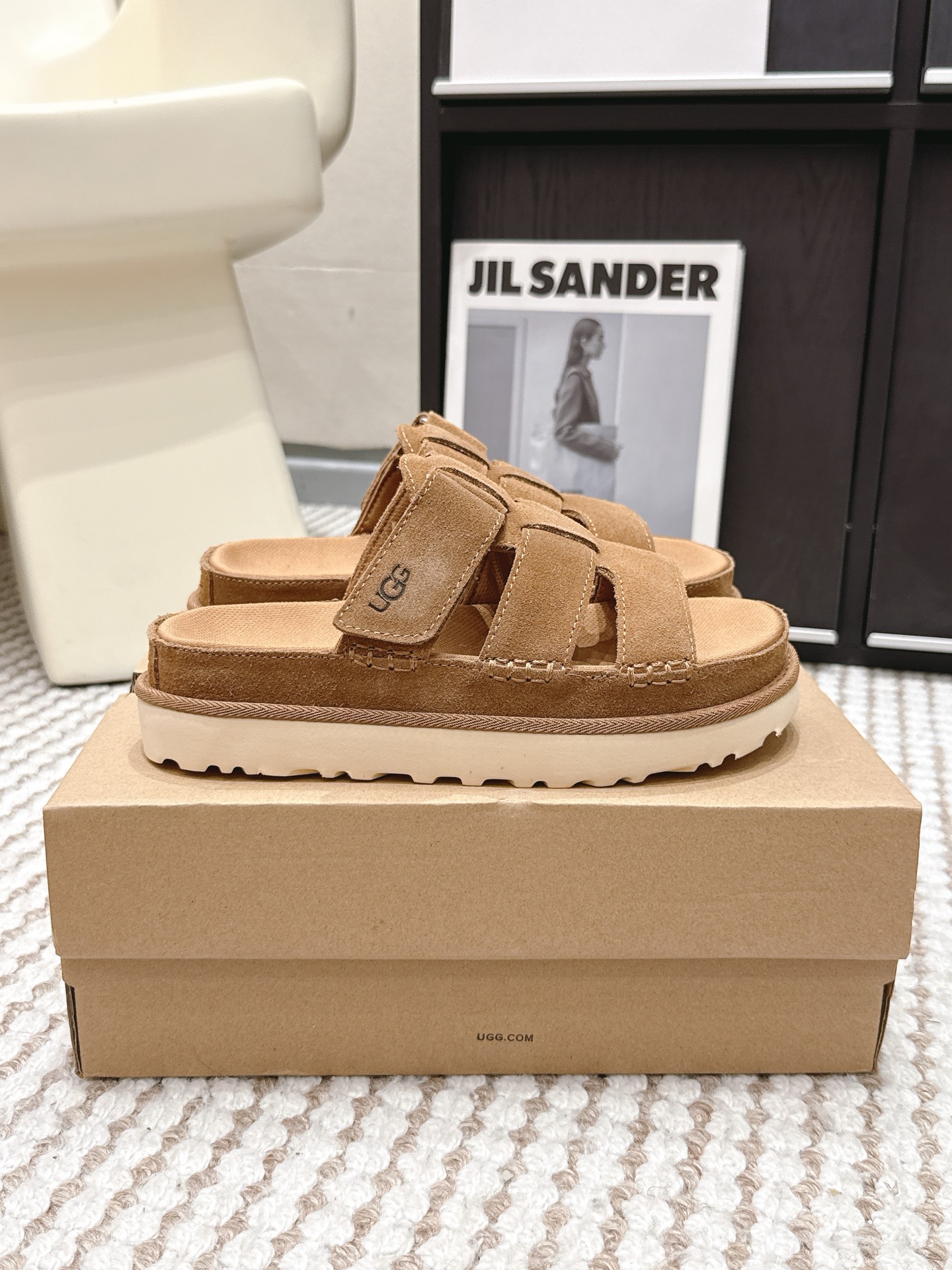 Женские босоножки UGG из замши на платформе