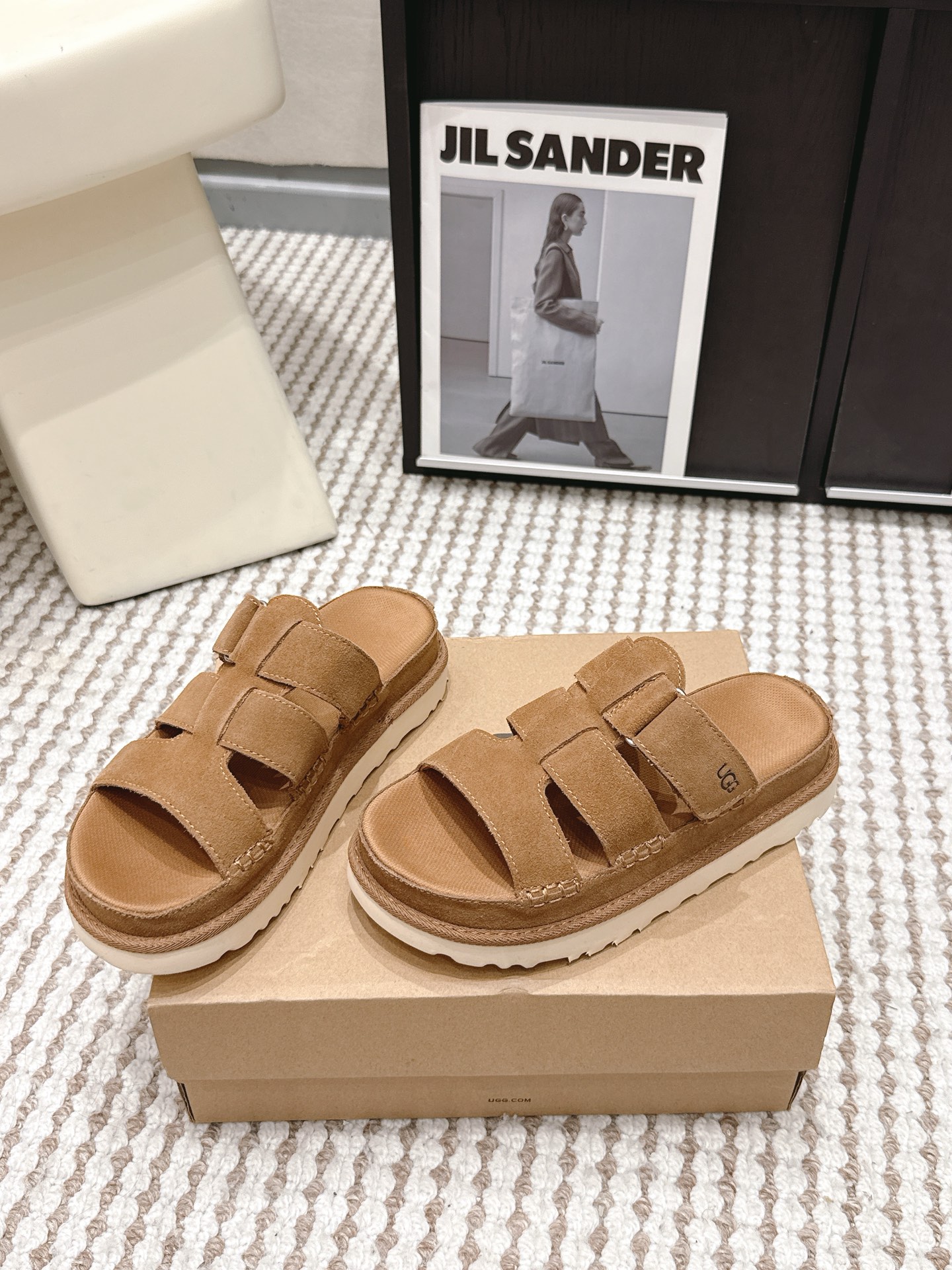 Женские босоножки UGG из замши на платформе
