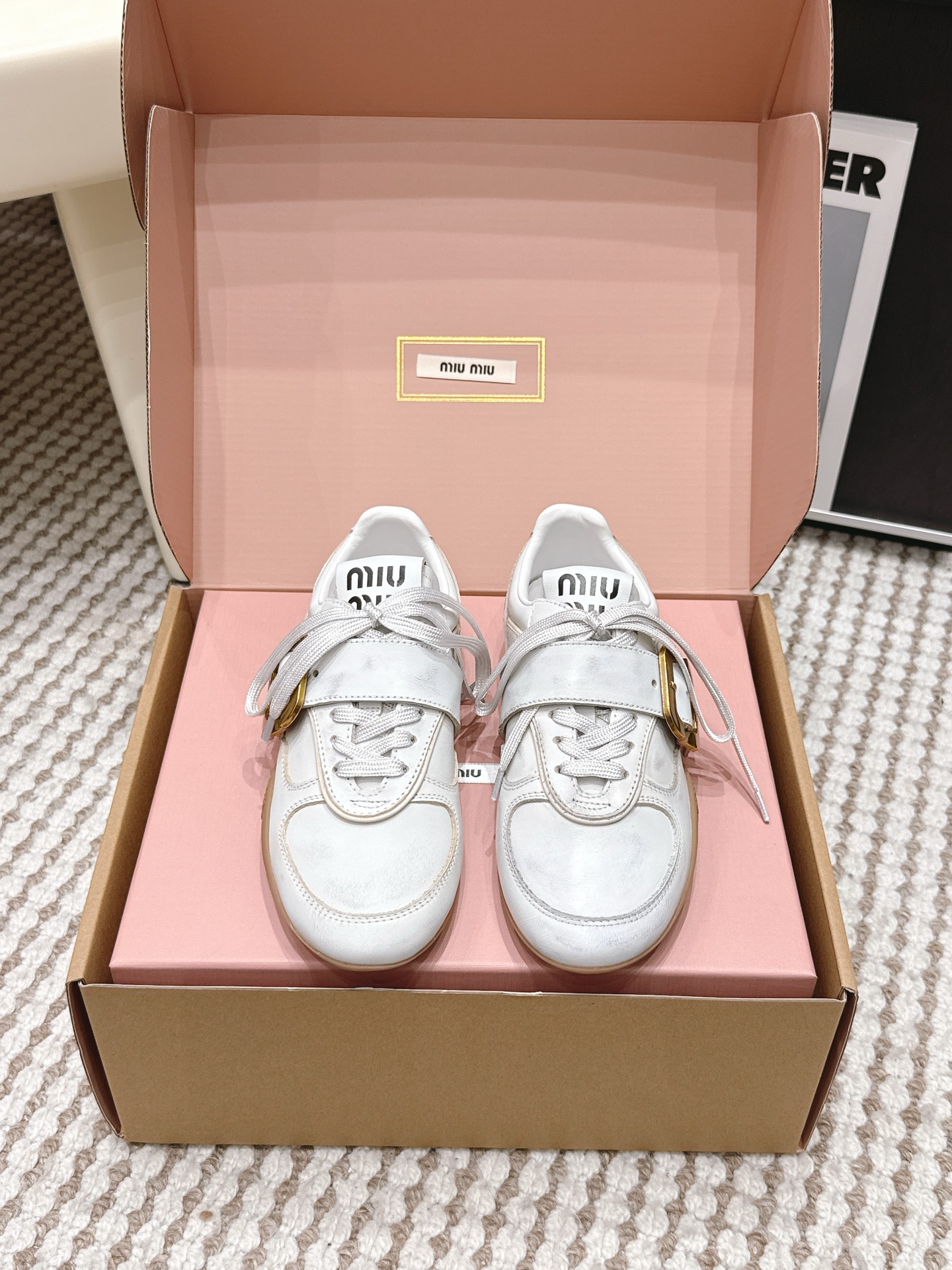 NO:786718,Top purchase airplane box version Miu Miu Fashion Week spring and summer series show display model The overall shoe shape is simple + thin sole design, the color is bold and fashionable~ The show craftsmanship is a close-up of details from the Miu Miu series. The trend element of the new season is a multi-faceted collision with the beloved concept of the moment, conveying modern style~ It looks good no matter how you wear it. This summer’s fashionista’s favorite is super comfortable on the feet. The fabric is imported distressed polished cowhide. The lining is original and the outsole is original. The color is brown.  White color, size 35-40 (40 customized), casual shoes/sports shoes, miumiu, sneakers, cowhide19860909顶级代购飞机盒版本 miumiu缪缪时装周春夏系列秀场展示款 整体鞋型线条简约＋轻薄鞋底设计,配色大胆时尚~秀场工艺来自Miu Miu系列的细节特写 新季的潮流要素一 与此刻挚爱的概念,多元对撞,传达现代风格~ 怎么穿都好看今夏时髦精最爱 上脚超级舒服 面料进口做旧擦色牛皮 内里原版内里 大底原版鞋底 颜色棕擦色 白擦色 码数35-40（40定做）,休闲鞋/运动鞋,miumiu,sneakers,cowhide,Women's Shoes