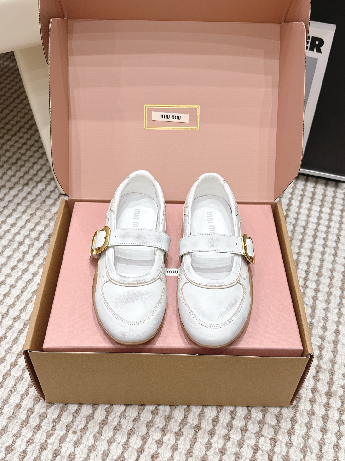 NO:786703,Purchasing-grade Miu Miu 26ss Miu Miu's new spring and summer catwalk style Brogue carved buckle Mary Jane De training shoes Retro casual sports shoes Based on classic retro shoe styles Textured leather outlines smooth lines Retro outline metal buckles and shoelace design are cleverly integrated to break the rules and inject an uninhibited soul into the whole. Every step takes a casual and fashionable attitude. With the concept you love at the moment, diverse collisions convey modern style~  Looks good no matter how you wear it. This summer's fashionista's favorite. Super comfortable on the feet. Imported polished cowhide for the upper. Sheepskin lining for the feet. Original molded rubber outsole for the sole. Size35-39 (40.41 custom-made and non-returnable), ballet shoes, miumiu, mary jane, sneakers, cowhide, sheepskin.19860909代购级 Miu Miu 26ss 缪缪春夏新款走秀款 布洛克雕花搭扣 玛丽珍德训鞋 复古休闲运动鞋 以经典复古鞋型为蓝本 质感皮革勾勒流畅线条 复古轮廓金属扣与鞋带设计巧妙融合 打破常规 为整体注入不羁灵魂 每一步都踏出随性又时髦的态度. 与此刻挚爱的概念,多元对撞,传达现代风格~ 怎么穿都好看今夏时髦精最爱 上脚超级舒服 鞋面进口擦色牛皮 内里垫脚羊皮 鞋底原版开模橡胶大底 Size35-39（40.41定做不退换）,芭蕾舞鞋,miumiu,mary jane,sneakers,cowhide,sheepskin,Women's Shoes