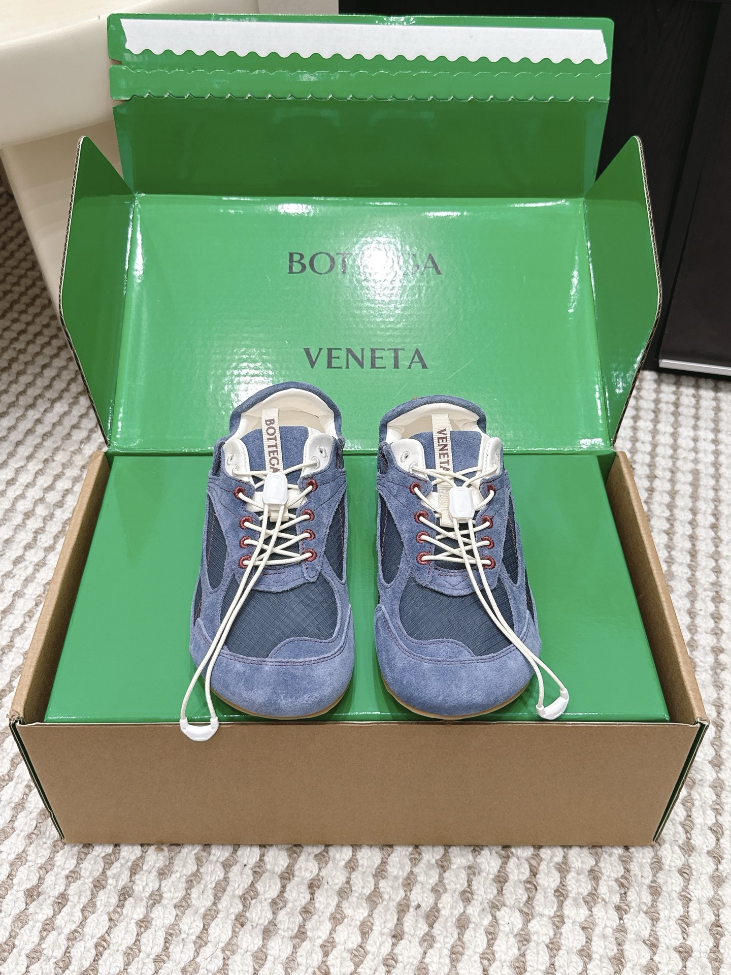 NO:786682,Purchasing agent Bottega Veneta BV Bottega Veneta 26ss spring and summer new couple Forrest Gump shoes Dexun sneakers Sneaker technology nylon and suede, inspired by retro sneakers, a new interpretation of classic sneakers, a light, comfortable and breathable summer must-have item. The soles are made of classic imported suede, full of texture!   Size female 35-40 (40 is custom-made and non-returnable) Male 39-45 (45 is custom-made and non-refundable), casual shoes/sports shoes,bottega veneta,bottega veneta,bottega veneta,sneakers,chamois leather19860909代购级 Bottega Veneta BV葆蝶家 26ss 春夏新款 情侣款 阿甘鞋 德训运动鞋 Sneaker科技尼龙和绒面打造,灵感来自复古球鞋,全新演绎经典运动鞋,轻便、舒适、透气的夏季必备单品 鞋底采用经典的进口麂皮 满满的质感呈现！  Size女35-40（40订做不退换） 男39-45（45订做不退换）,休闲鞋/运动鞋,bottega veneta,bottega veneta,bottega veneta,sneakers,chamois leather,Women's Shoes