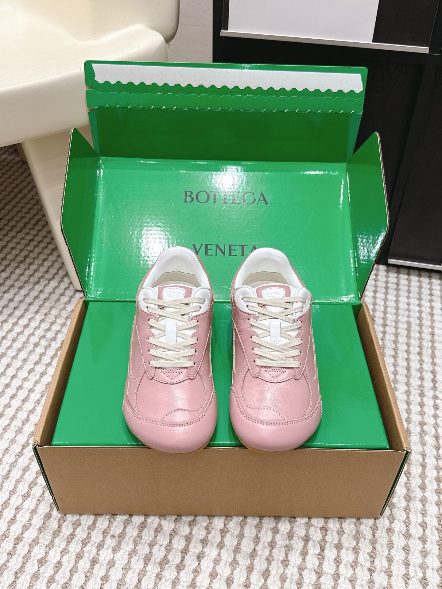 NO:786693,Purchasing agent Bottega Veneta BV Bottega Veneta 26ss spring and summer new couple Forrest Gump shoes Dexun sneakers Sneaker technology nylon and suede, inspired by retro sneakers, a new interpretation of classic sneakers, a light, comfortable and breathable summer must-have item. The soles are made of classic imported suede, full of texture!   Size female 35-40 (40 is custom-made and non-returnable) Male 39-45 (45 is custom-made and non-refundable), casual shoes/sports shoes,bottega veneta,bottega veneta,bottega veneta,sneakers,chamois leather19860909代购级 Bottega Veneta BV葆蝶家 26ss 春夏新款 情侣款 阿甘鞋 德训运动鞋 Sneaker科技尼龙和绒面打造,灵感来自复古球鞋,全新演绎经典运动鞋,轻便、舒适、透气的夏季必备单品 鞋底采用经典的进口麂皮 满满的质感呈现！  Size女35-40（40订做不退换） 男39-45（45订做不退换）,休闲鞋/运动鞋,bottega veneta,bottega veneta,bottega veneta,sneakers,chamois leather,Women's Shoes