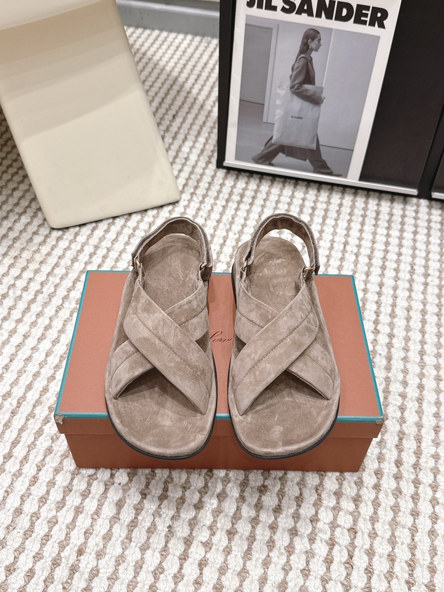 NO:786684,Purchasing agent Loro Pian* LP 56ss spring and summer new cross-strap suede soft-soled sandals  A summer lazy style with a relaxed and elegant feel, this pair directly welds lazy comfort and low-key texture to the feet. The neat cross straps are paired with a soft suede texture. There are no unnecessary decorations, but there is a high-end atmosphere everywhere. It has a low-key recognition. Whether it is paired with casual wear or light commuting wear, you can easily wear it with the same relaxed feeling as the blogger.  The foot feel experience is also completely online. The design fits the foot shape without picking the foot shape. Sisters with various foot widths and thin feet can easily control it. Wearing it in summer will make you feel comfortable. The upper is cow suede and the lining is cow suede. The outsole is rubber. Size 35-39 (40.41 size customization is non-refundable). Heel height 2cm. Sandals, loro piana, loro piana, sandals, chamois leather19860909代购级 Loro Pian* LP 56ss春夏新款交叉带麂皮软底凉鞋 自带松弛贵气感的夏日懒人款,这双直接把慵懒舒适和低调质感焊在了脚上.利落的交叉带搭配柔和的麂皮质感,没有多余的装饰,却处处透着高级氛围,自带低调的辨识度,不管是搭配休闲装还是轻通勤穿搭,都能轻松穿出毫不费力的博主同款松弛感. 脚感体验也完全在线,贴合脚型的设计不挑脚型,各种脚宽、脚瘦的姐妹都能轻松驾驭,夏天穿它出门舒适感直接拉满. 鞋面牛反绒 内里牛反绒 大底橡胶大底 size35-39码（40.41码定制不退换） 跟高2cm,凉鞋,loro piana,loro piana,sandals,chamois leather,Women's Shoes