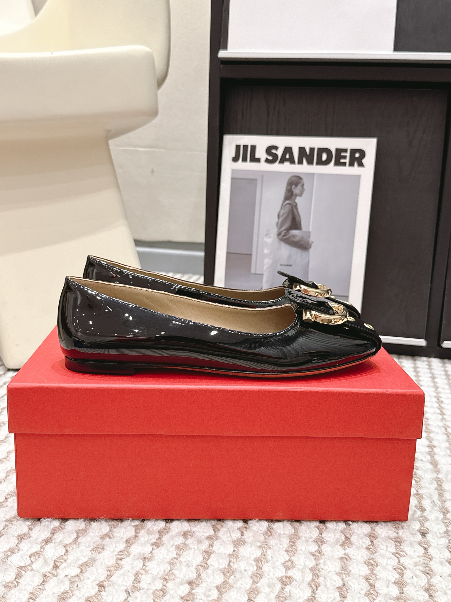 Черные лаковые мокасины с золотым украшением Ferragamo