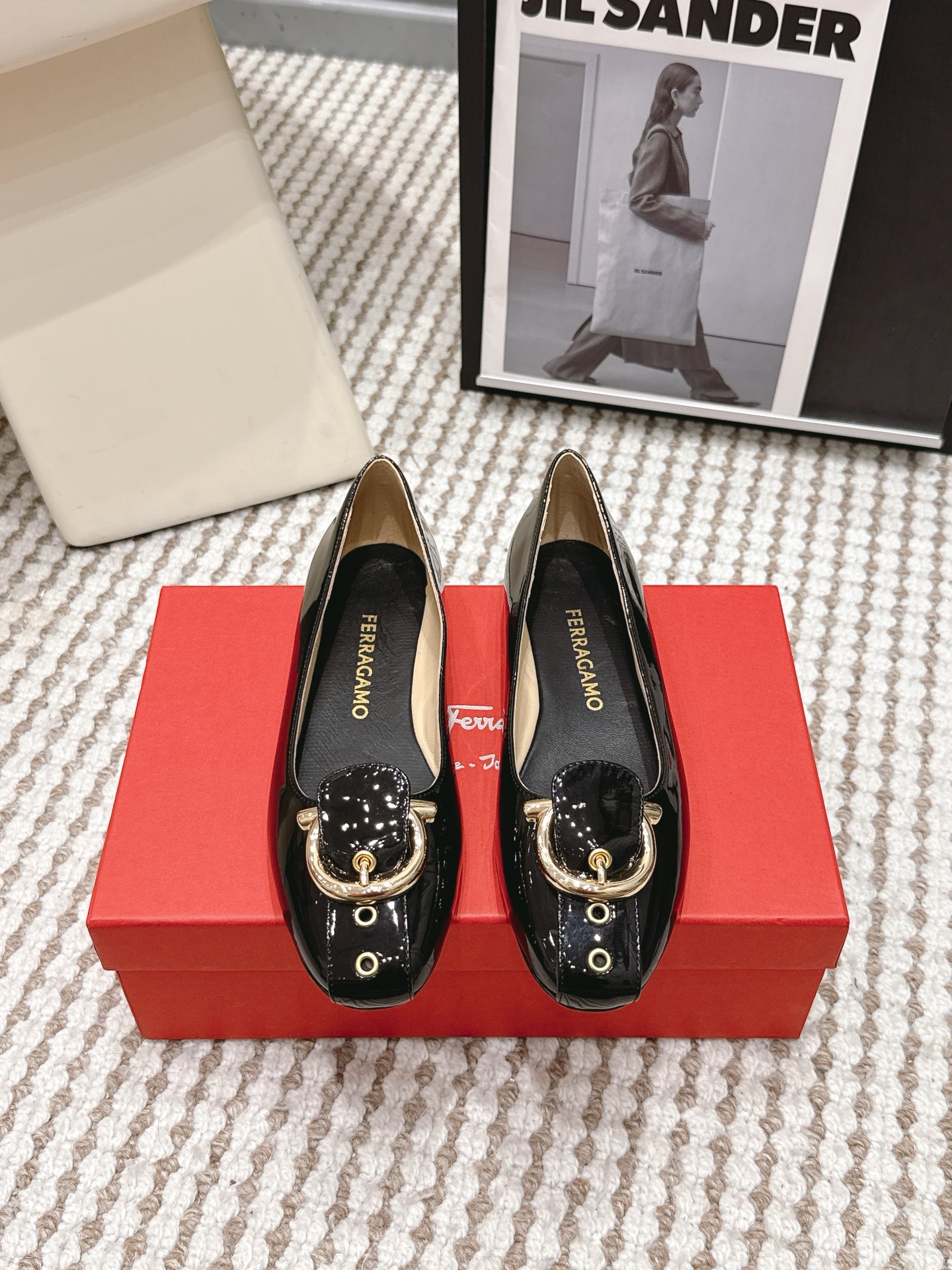 Черные лаковые мокасины с золотым украшением Ferragamo