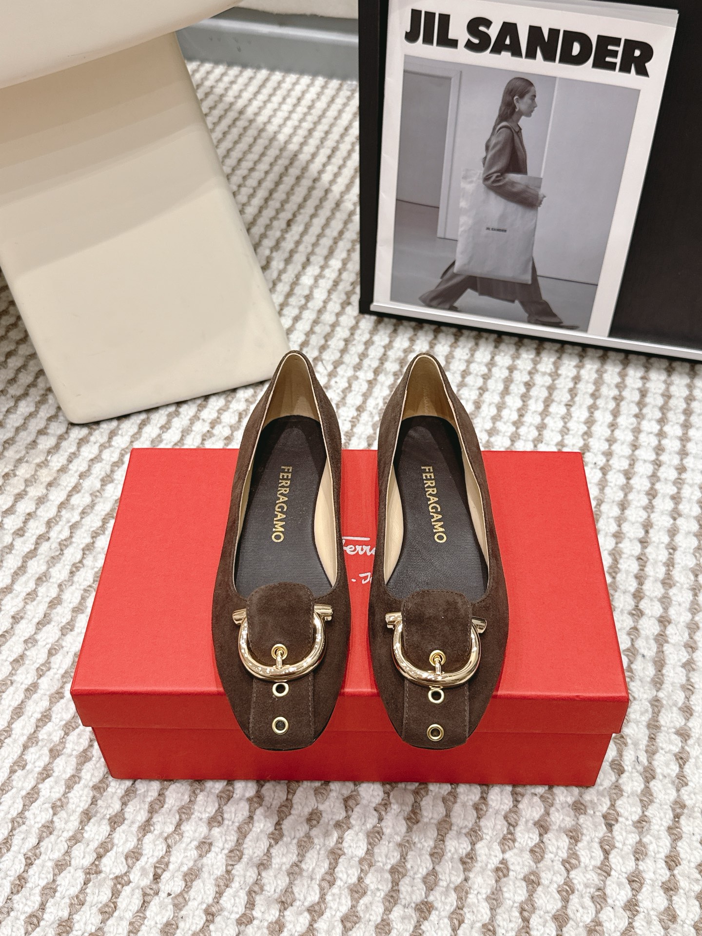 NO:786713,Purchasing agent Ferragamo 26s new round toe flat shoes Ferragamo flat shoes | An elegant commuting essential, this pair of Ferragamo is so beautiful that you can’t take your eyes off it!  The creamy white upper is really soft, with a cool and high-end temperament. The contrasting black patent leather buckle + super textured gold horseshoe buckle, it is full of details~ The square toe design modifies the foot shape, and the thick heel is stable and not tiring, making commuting and shopping stress-free.  Whether it is paired with a delicate skirt or a smart suit, it can instantly enhance the sophistication of the outfit. This pair is really an atmospheric artifact for spring and summer wear, gentle and grand, whoever wears it will be the heroine!  Size 35-39 (40 made to order, non-refundable), ballet shoes, ferragamo, ferragamo, skirts, business suit19860909代购级 Ferragamo菲拉格慕26s新品 圆头 平底单鞋 Ferragamo平底单鞋｜优雅气质的通勤必备被这双菲拉格慕美到移不开眼！奶油白的鞋面真的太温柔了,自带清冷高级的气质. 撞色的黑色漆皮扣+超有质感的金色马蹄扣,细节感直接拉满~方头的设计修饰脚型,粗跟稳稳的不累脚,通勤逛街都毫无压力. 无论是搭配精致的小裙子,还是干练的西装套装,都能瞬间提升穿搭的精致度.这双真的是春夏穿搭的氛围感神器,温柔又大气,谁穿谁是大女主！ Size 35-39（40 定做不退换）,芭蕾舞鞋,ferragamo,ferragamo,skirts,business suit,Women's Shoes