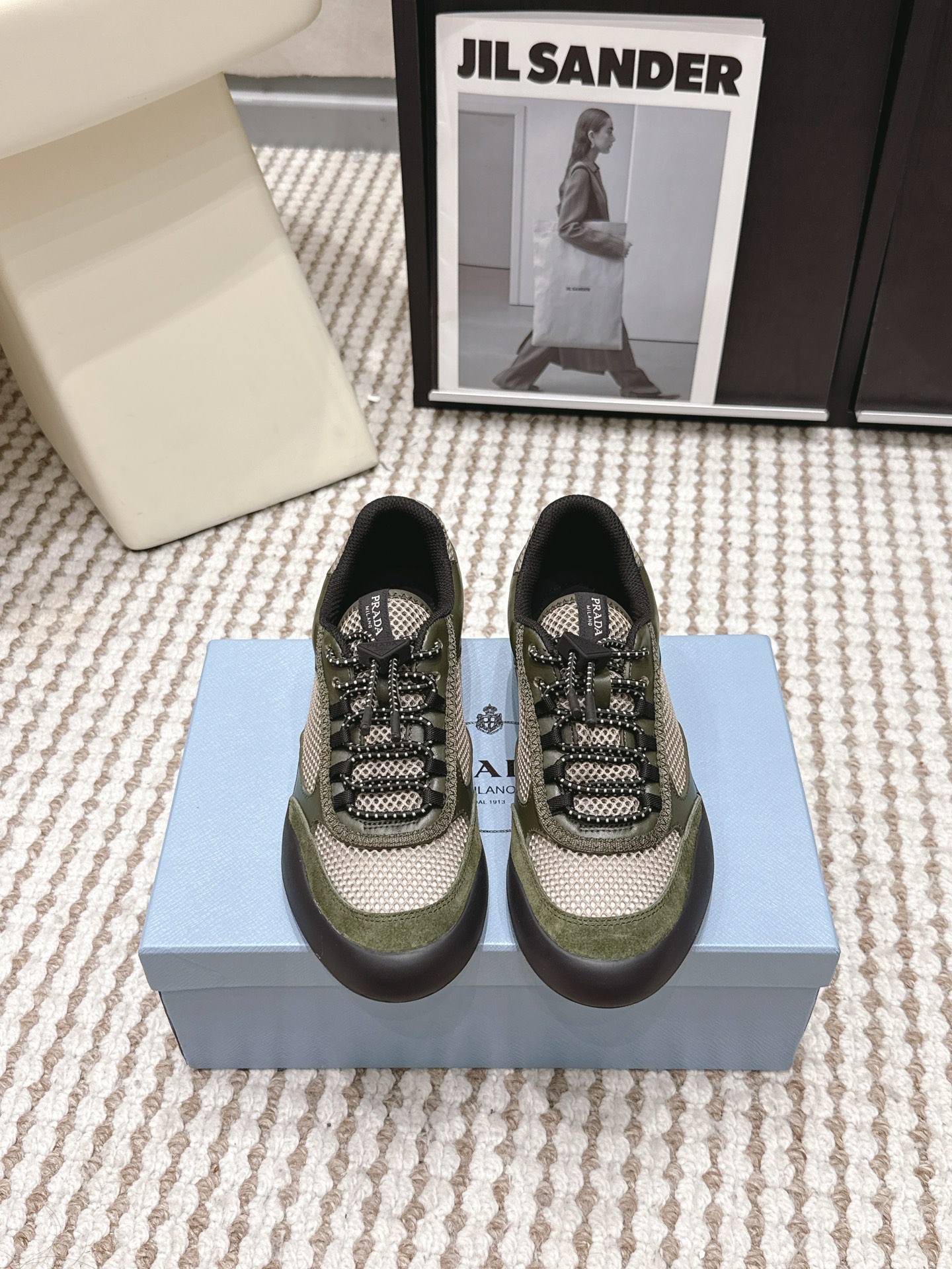 NO:786677,Purchasing agent PRADA 26 retro moral training shoes for couples, made of mesh + suede stitching, breathable and textured. Flat bottom design, suitable for daily wear or light exercise, comfortable and fashionable. The moral training shoes are inspired by classic training shoes, a must-have for the retro trend. The fabric is imported cowhide, original molded mesh, foot padding cowhide, original rubber anti-slip outsole  Size35-45,casual shoes/sports shoes,prada,sneakers,cowhide,chamois leather19860909代购级 PRADA 26 情侣款复古德训鞋,采用网布+麂皮拼接,透气又有质感 平底设计,日常穿搭或轻运动都很OK 舒适又时髦.德训鞋灵感源自经典训练鞋,复古风潮必备 面料进口牛皮 原版开模网面 垫脚牛皮 鞋底原版橡胶防滑大底 Size35-45,休闲鞋/运动鞋,prada,sneakers,cowhide,chamois leather,Women's Shoes