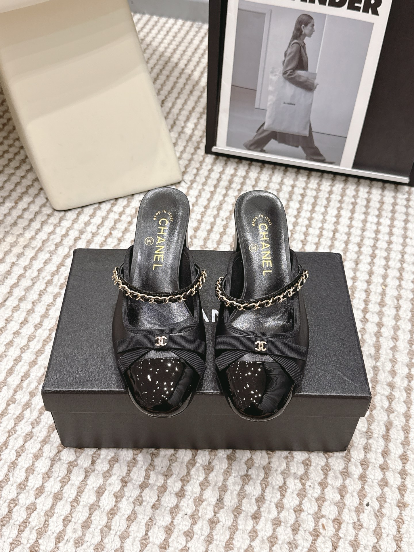 Черные мюли Chanel с золотой цепью