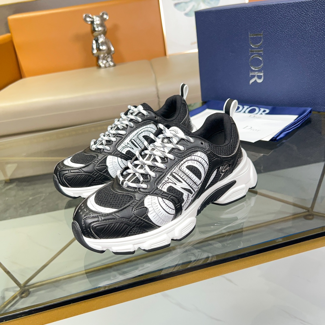 220La zapatilla deportiva Dior Chrono es una novedad de la colección Ready-to-Wear Otoño 2014, que r