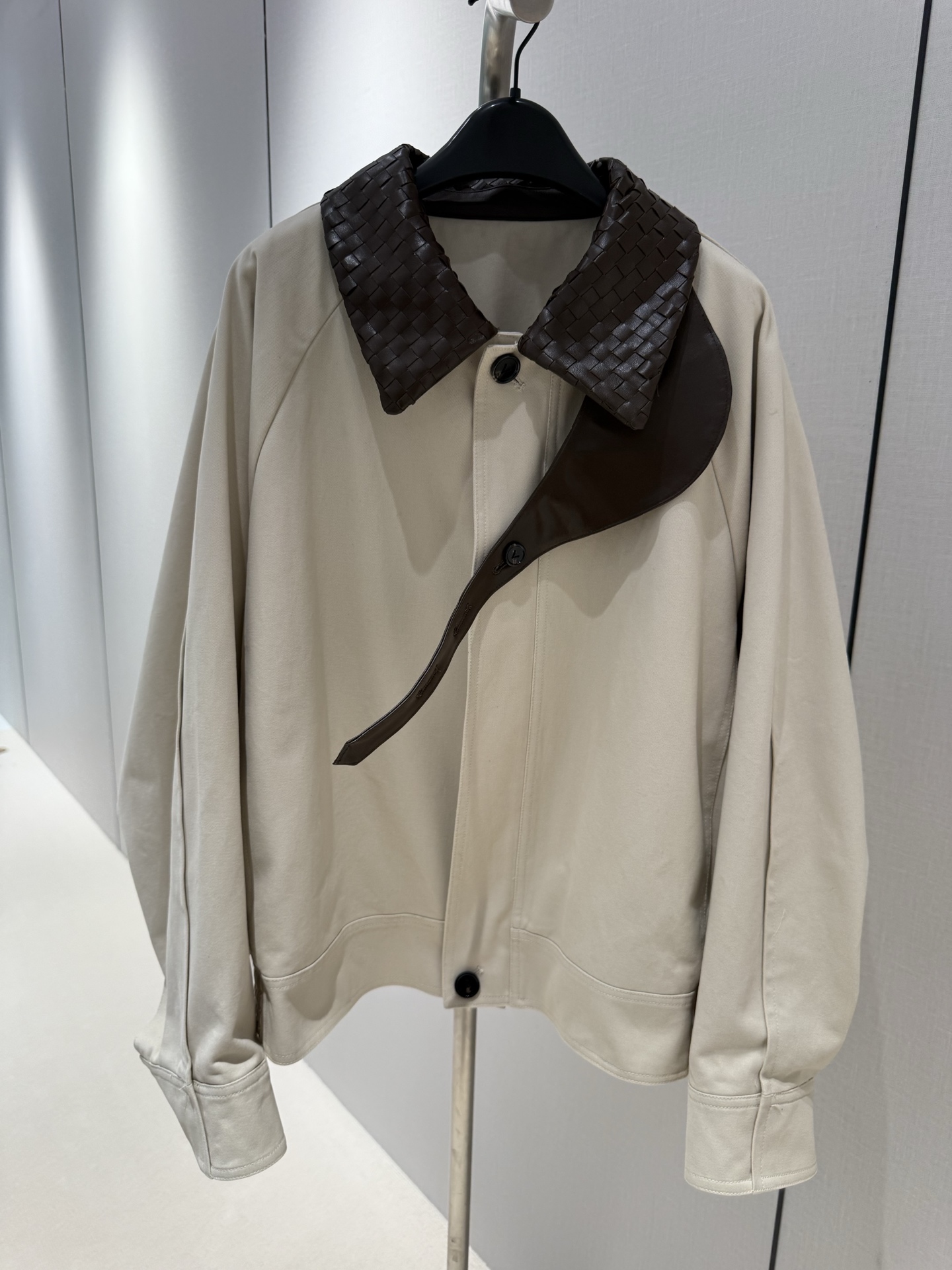 NO:931082,bv 26 new autumn and winter windbreaker, pure cotton, genuine leather accessories, bag inspection, three colors, beige, khaki, mocha brown, SM, women's models in stock (men's models need to be ordered), Bottega Veneta - clothing, bottega veneta, bottega veneta,19860909bv 26年秋冬新款风衣 全棉 配件真皮 包检测 三色 米色 卡其 摩卡棕 SM 女款现货（男款需要排单）,葆蝶家-服装,bottega veneta,bottega veneta,,Women's clothing