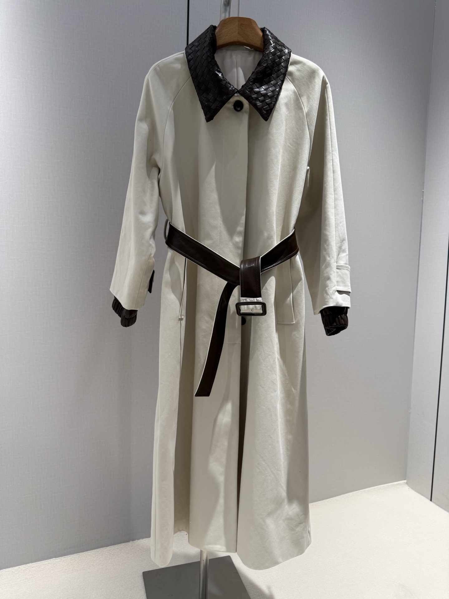 NO:931093,bv26 new long windbreaker three colors in stock SML high weight cotton genuine leather .00, Bottega Veneta-clothing,bottega veneta,bottega veneta,19860909bv26年新款长风衣 三色现货 SML 高克重全棉 真皮 .00,葆蝶家-服装,bottega veneta,bottega veneta,,Women's clothing