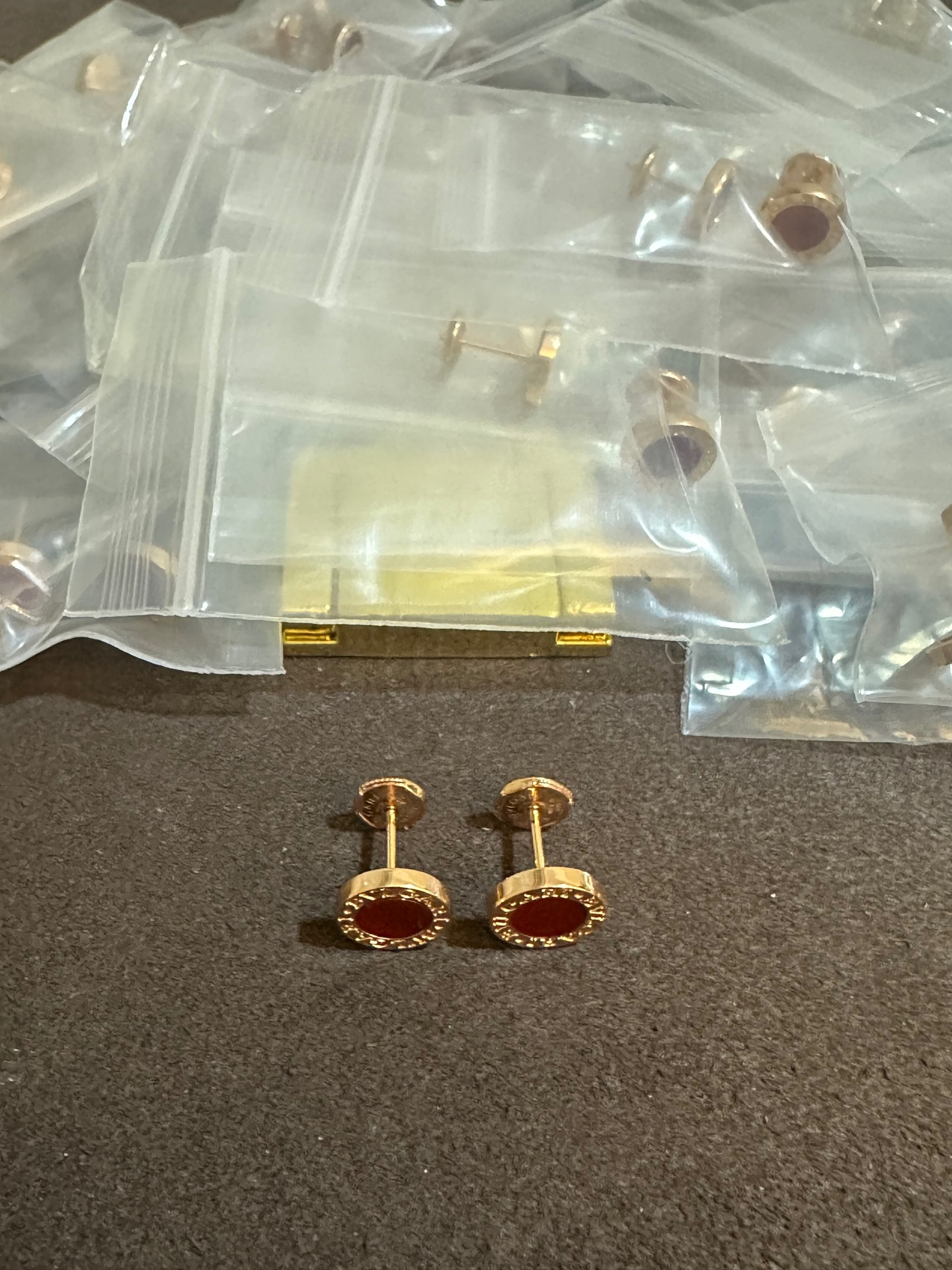 纯银顶级版宝格丽玫红圆贝耳钉